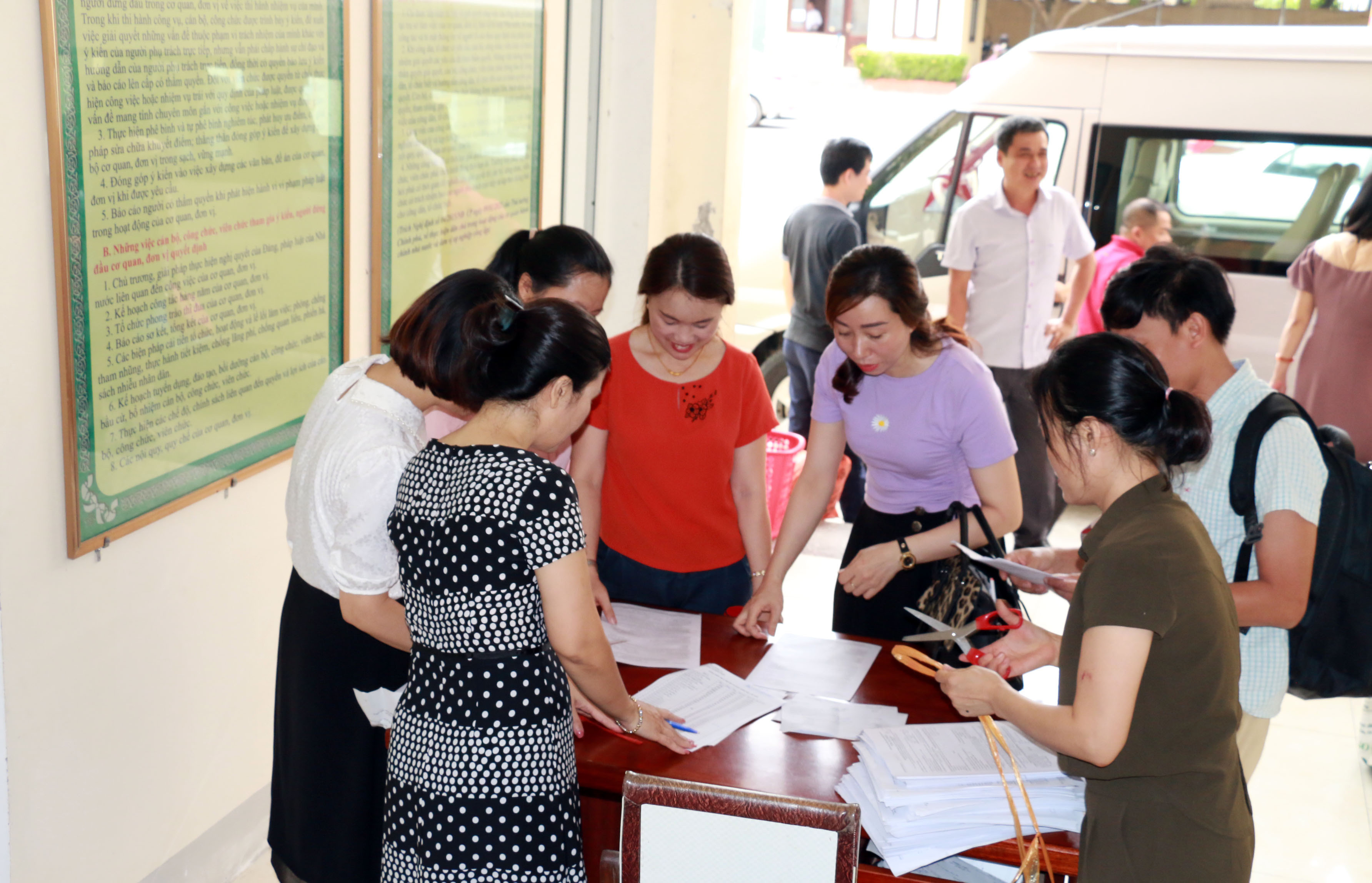 Sáng hôm nay (17/6), Sở Giáo dục và Đào tạo bắt đầu chuyển hồ sơ đăng ký dự thi cho các nhà trường. Năm nay, toàn tỉnh Nghệ An dự kiến có khoảng 31.000 thí sinh dự thi, thấp hơn khoảng 1200 thí sinh so với các năm trước. Tuy nhiên, về phía Sở đã chuẩn bị hơn 