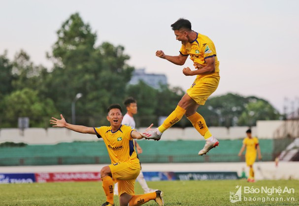 Pha ăn mừng bàn thắng của Nguyễn Sỹ Nam trong trận đấu với Bình Định. Ảnh tư liệu Đức Anh