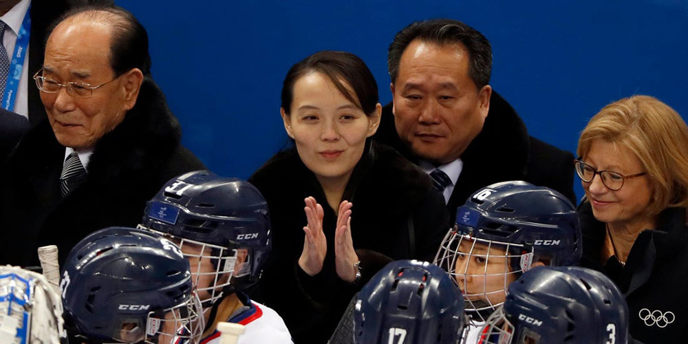 “Ngoại giao nụ cười” của bà Kim Yo Jong khi tham dự Thế vận hội mùa đông 2018 tại Hàn Quốc. Ảnh AP