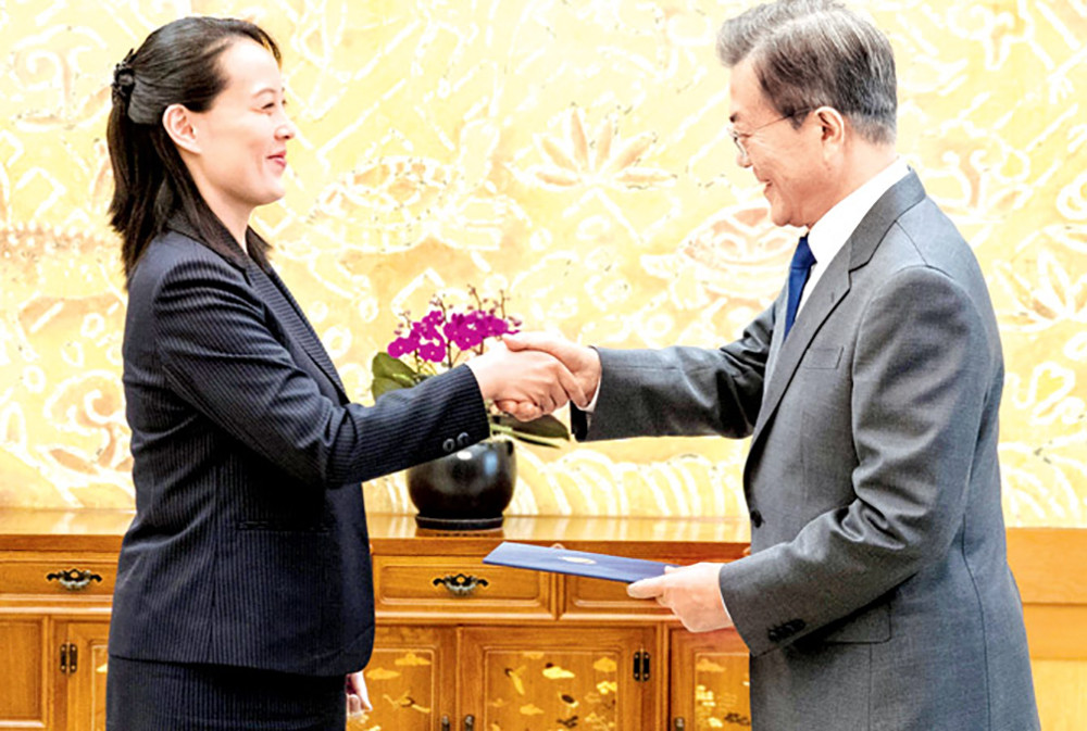 Bà Kim Yo-jong (trái) bắt tay Tổng thống Hàn Quốc Moon Jae-in tại Nhà Xanh năm 2018. Ảnh: AP