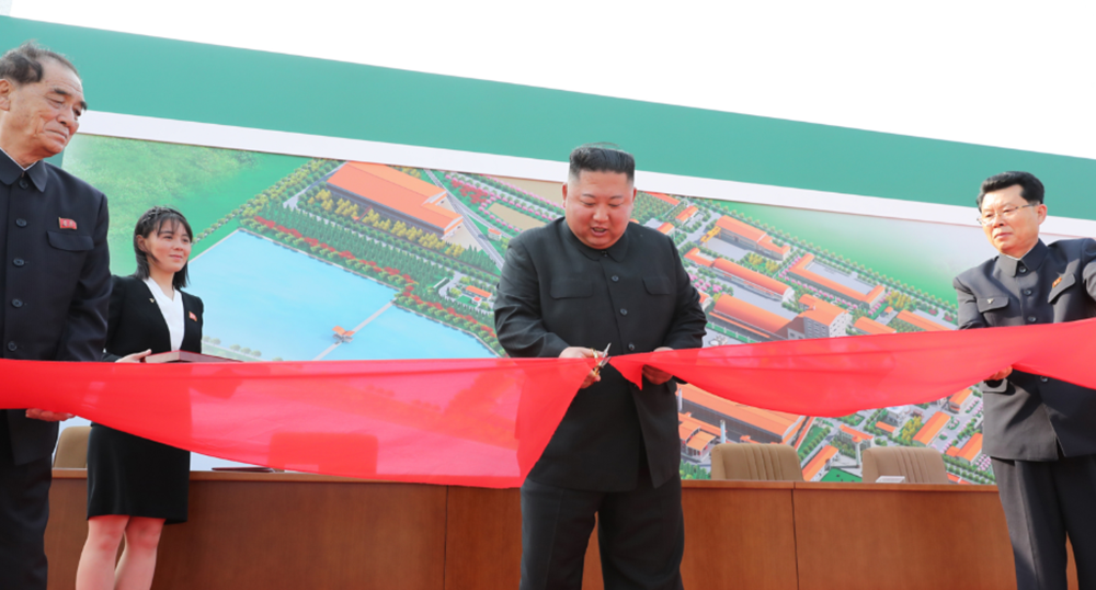 Kim Yo Jong xuất hiện bên cạnh nhà lãnh đạo Kim Jong-un trong lần “tái xuất” đầu tiên của ông hồi tháng 5 sau nhiều ngày vắng bóng. Ảnh: KCNA