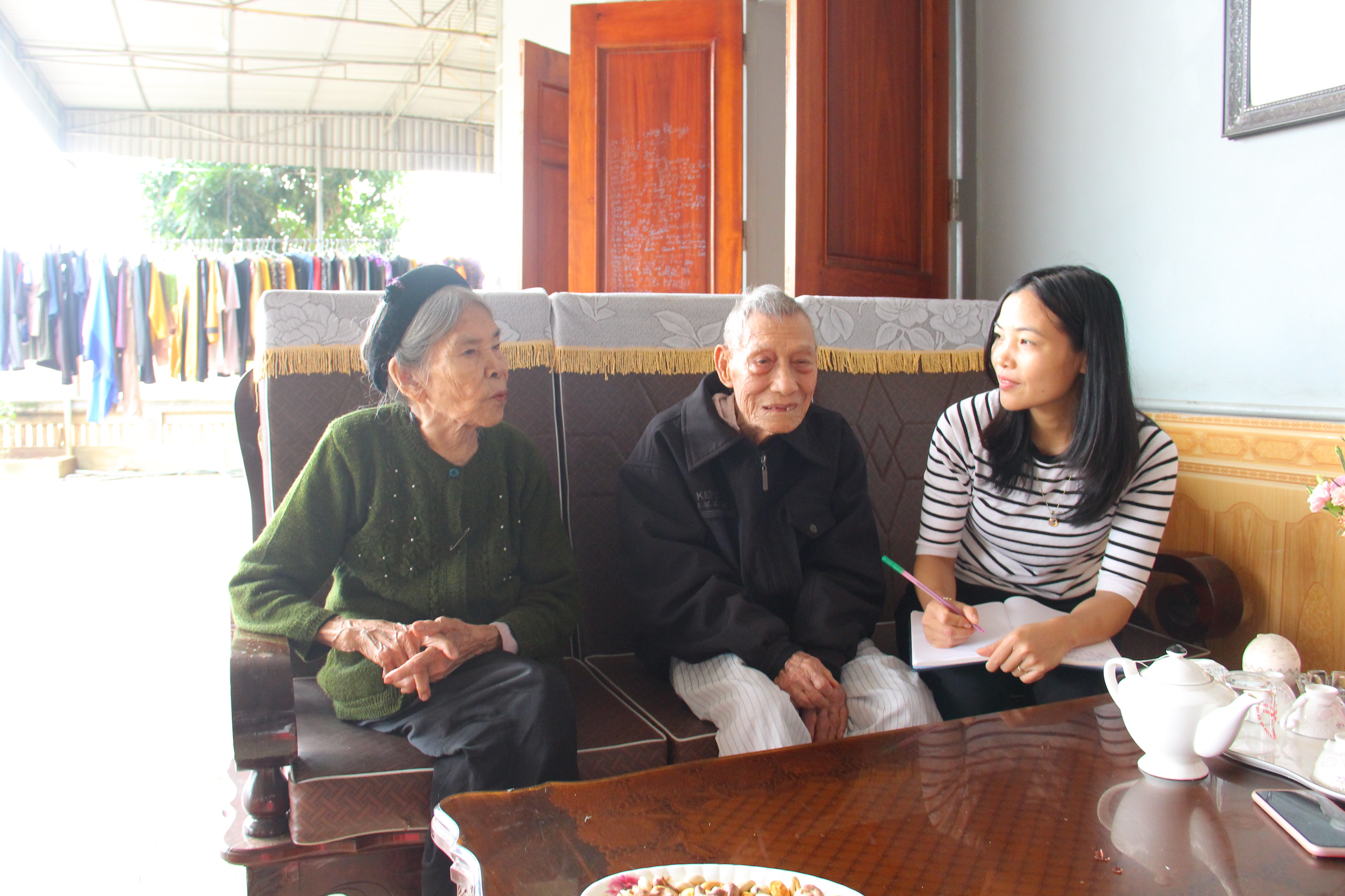 Vợ chồng ông Toản, bà Liệu ở xã Nghĩa Đồng, Tân Kỳ kể về những ngày người dân Tân Kỳ đón đồng bào Vĩnh Linh (Quảng Trị ra sơ tán).