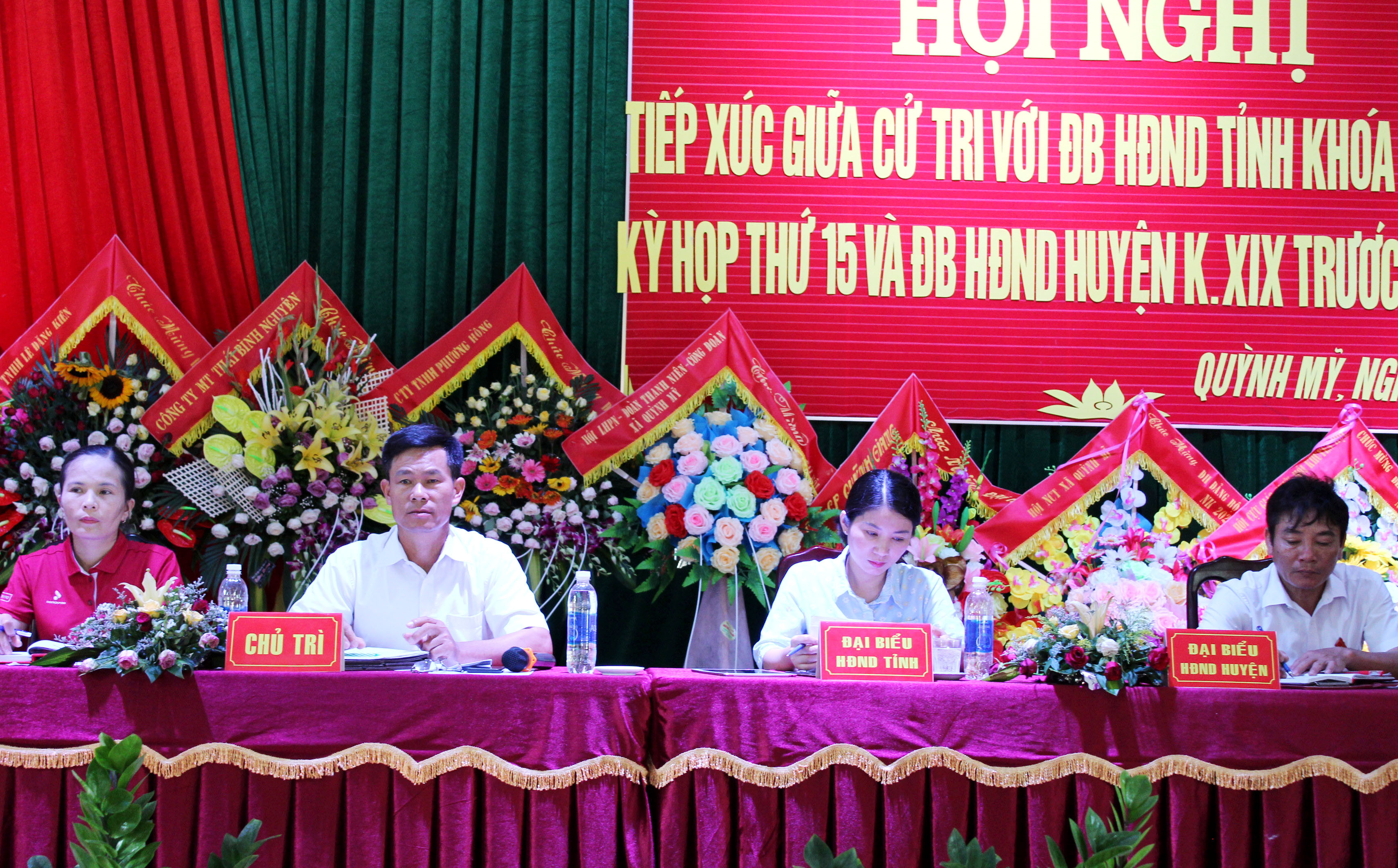 Các đại biểu HĐND tỉnh, huyện tiếp xúc cử tri tại xã Quỳnh Mỹ (Quỳnh Lưu). Ảnh Hồng Diện