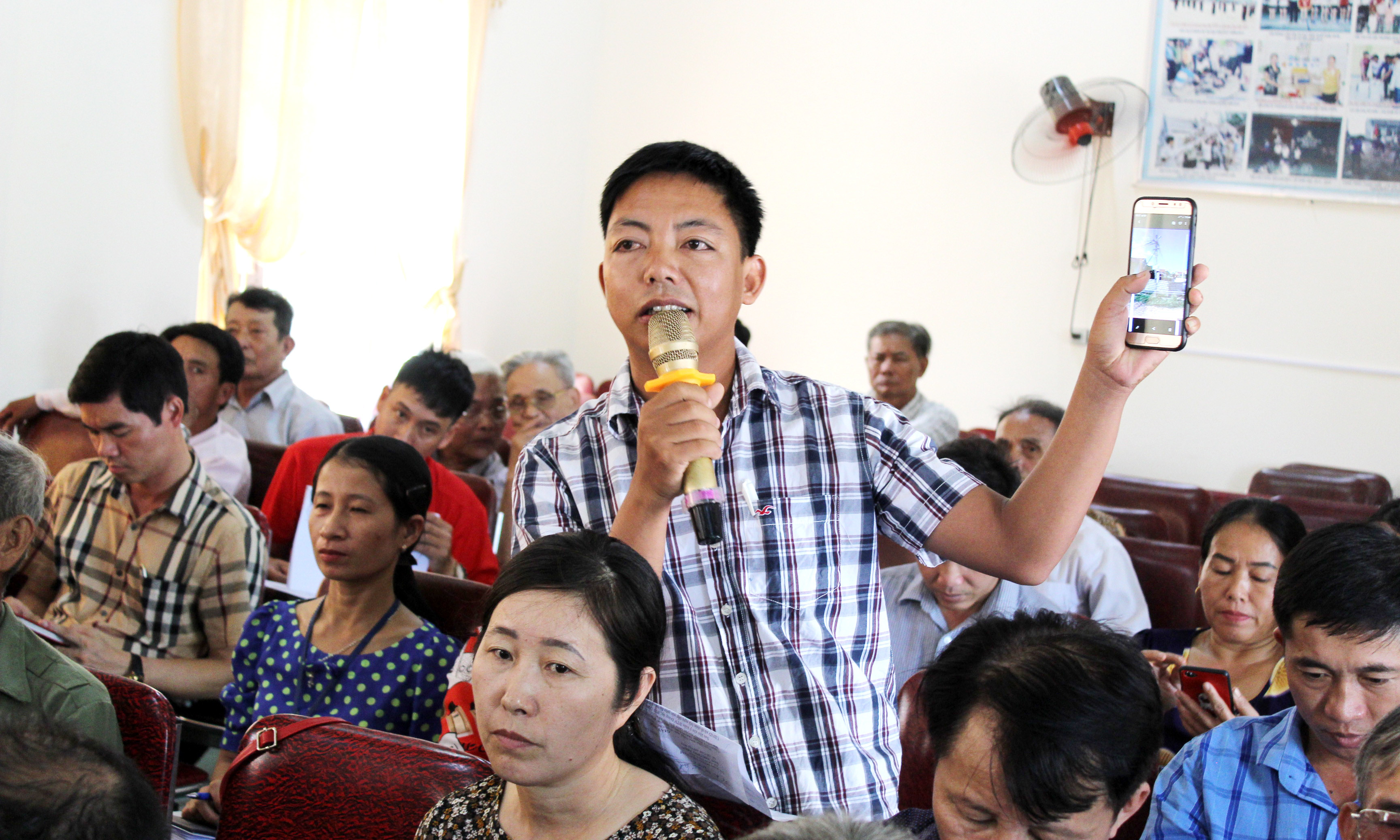 Cử tri xã Quỳnh Lâm đề xuất ý kiến với đại biểu HĐND tỉnh, huyện. Ảnh Hồng Diện