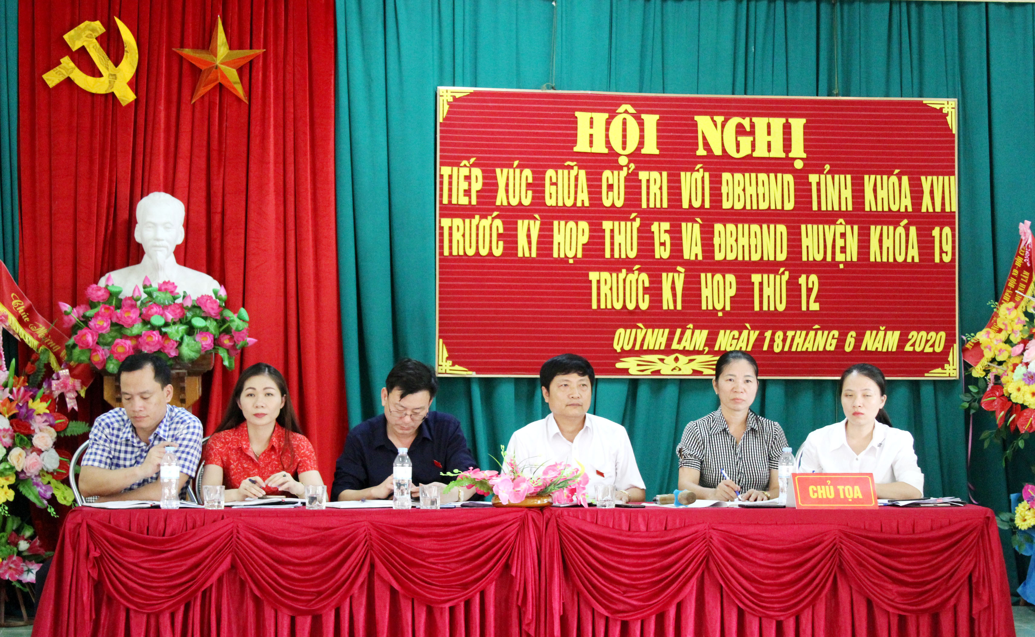 Các đại biểu tại cuộc tiếp xúc cử tri xã Quỳnh Lâm. Ảnh Hồng Diện