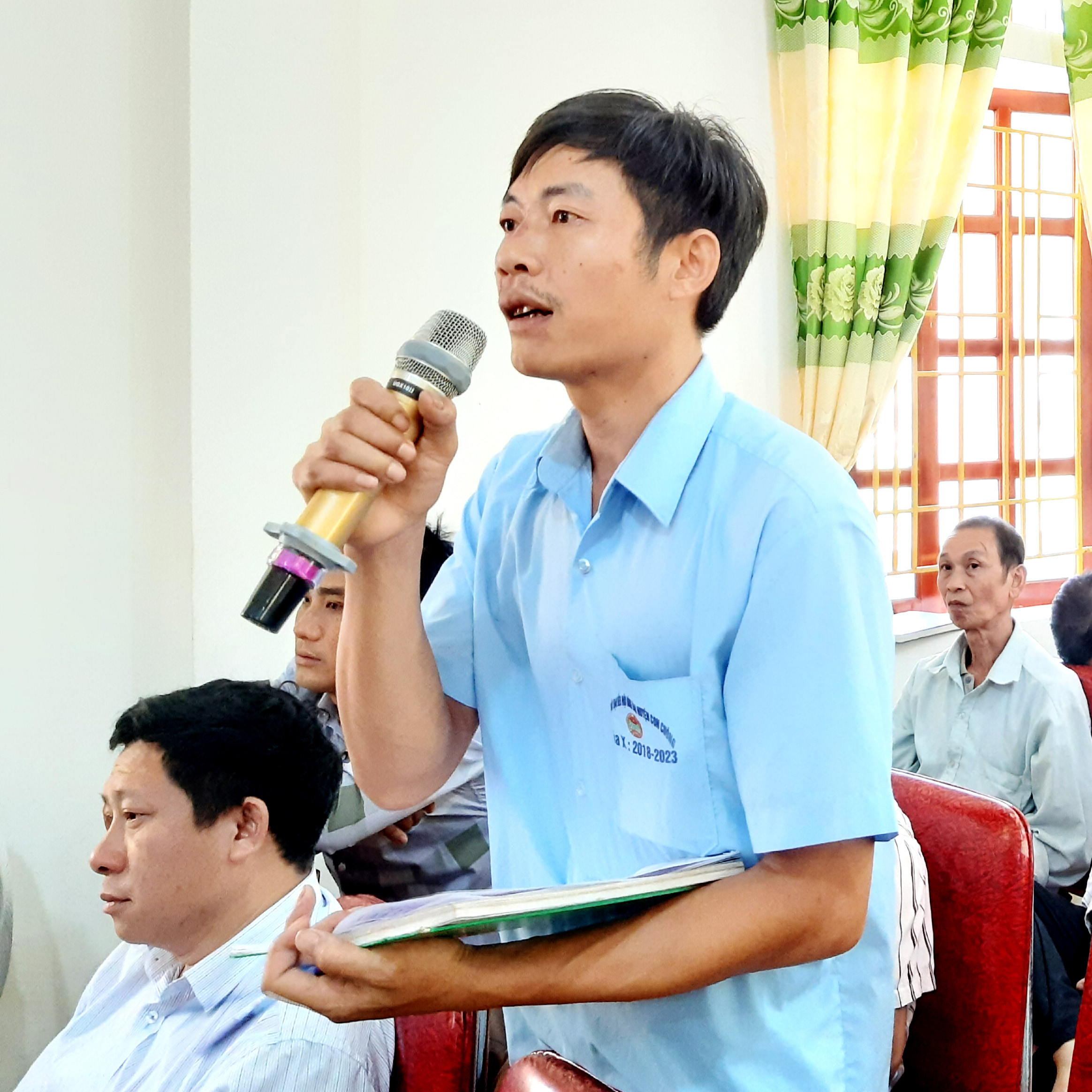 Cử tri Kha Văn Toàn , Bà Nà Co, xã Bình Chuẩn phát biểu tại cuộc tiếp xúc với đại biểu HĐND tỉnh, huyện. Ảnh Thu Trang