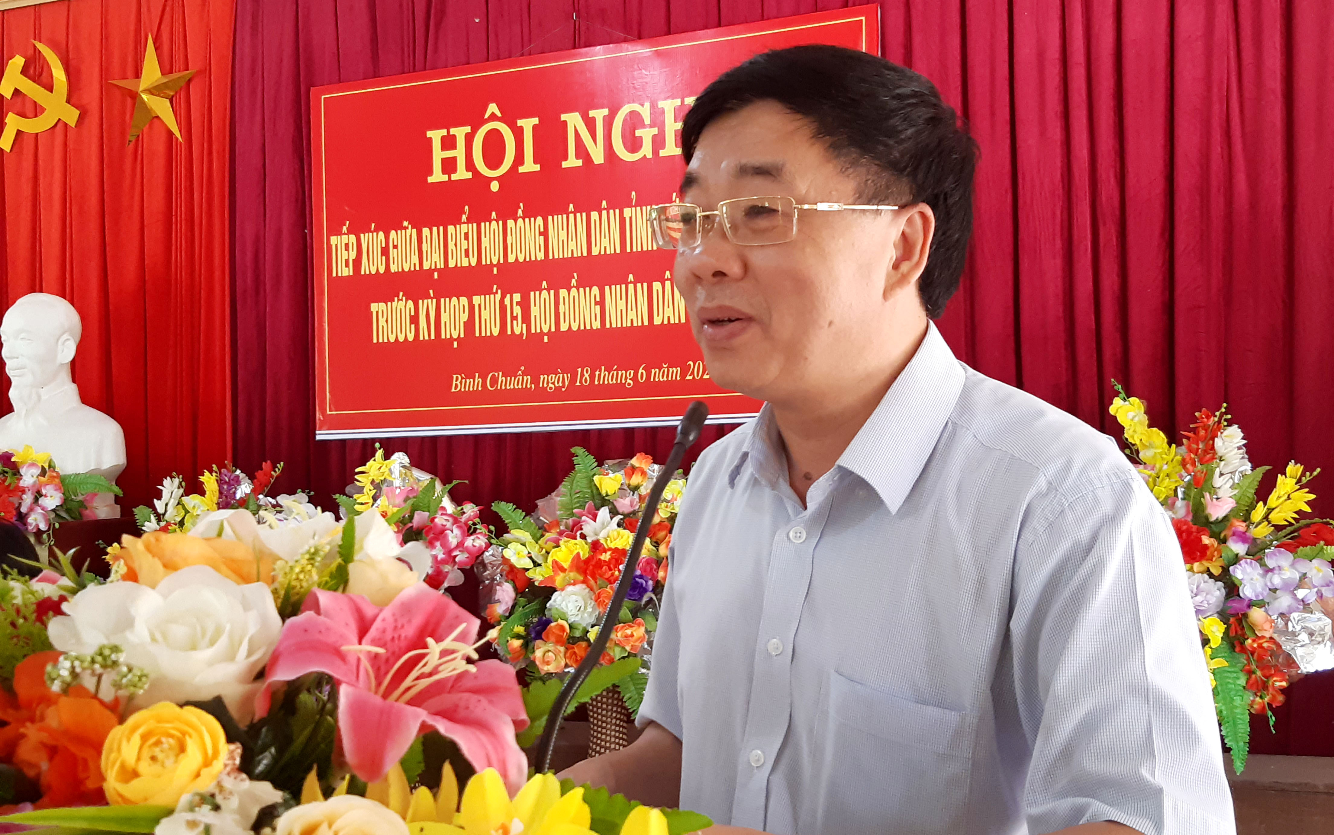 Ông Nguyễn Văn Thông - Phó bí thư Tỉnh ủy phát biểu tại cuộc tiếp xúc cử tri xã Bình Chuẩn. Ảnh Thu Trang