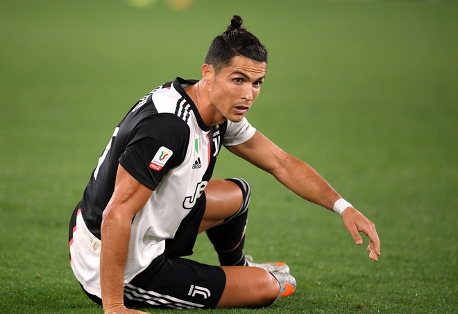 Ronaldo bị hàng thủ Napoli phong tỏa trong suốt 90 phút. Ảnh: Reuters.