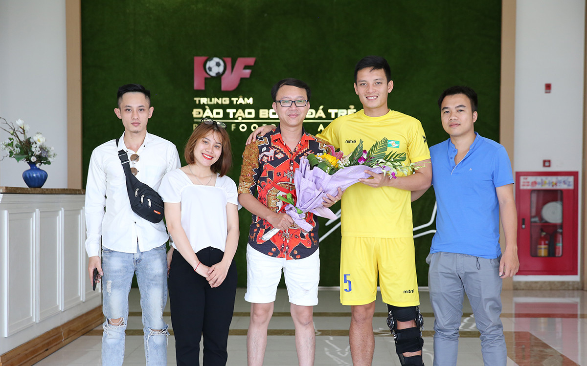 Đội trưởng Hoàng Văn Khánh có mặt tại Trung tâm PVF để điều trị chấn thương gần 1 tuần qua. Trước trận đấu trên sân Hàng Đẫy giữa Hà Nội và SLNA, các CĐV xứ Nghệ xuống Hưng Yên để thăm hỏi tình hình cầu thủ này. Ảnh: Đức Anh