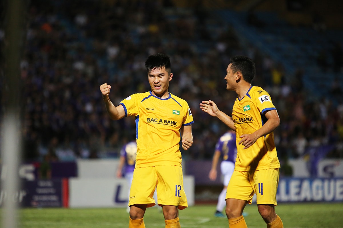 Niềm vui của tiền vệ trẻ SLNA lần đầu lên chơi V.League. Ảnh: Đức Anh