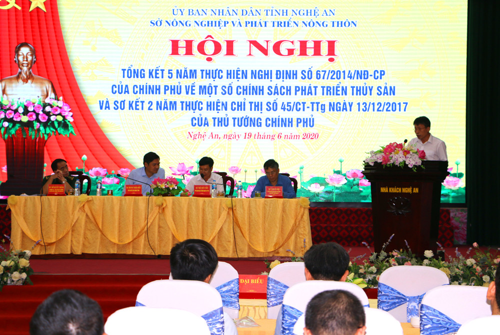 Đoàn chủ tịch tiếp thu các phát biểu đề xuất của Ngân hàng Thương mại và ngư dân. Ảnh: Nguyễn Hải