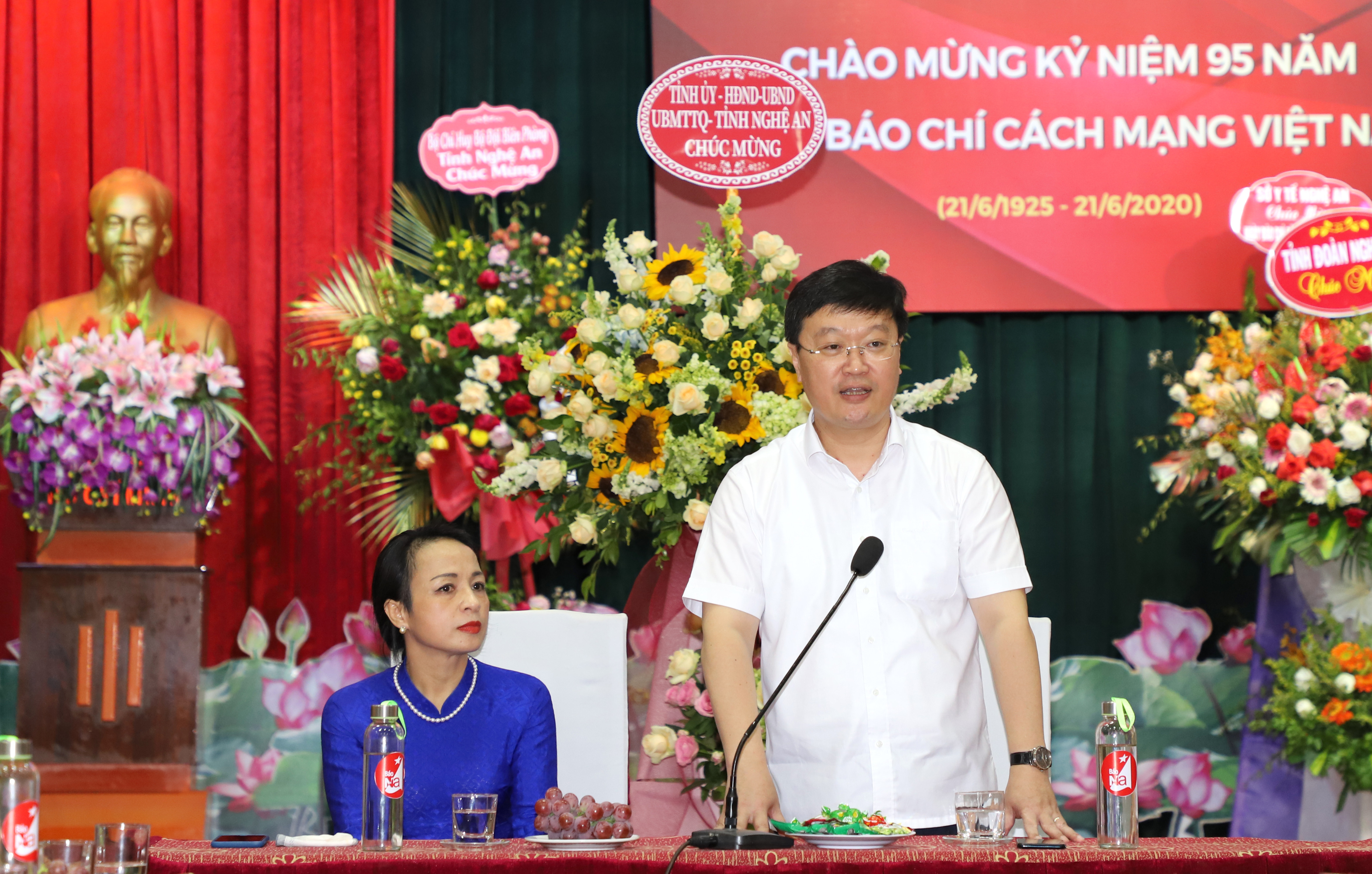 Đồng chí Nguyễn Đức Trung - Chủ tịch UBND tỉnh ghi nhận sự đóng góp của Báo Nghệ An trong sự phát triển chung của tỉnh nhà. Ảnh: Phạm Bằng