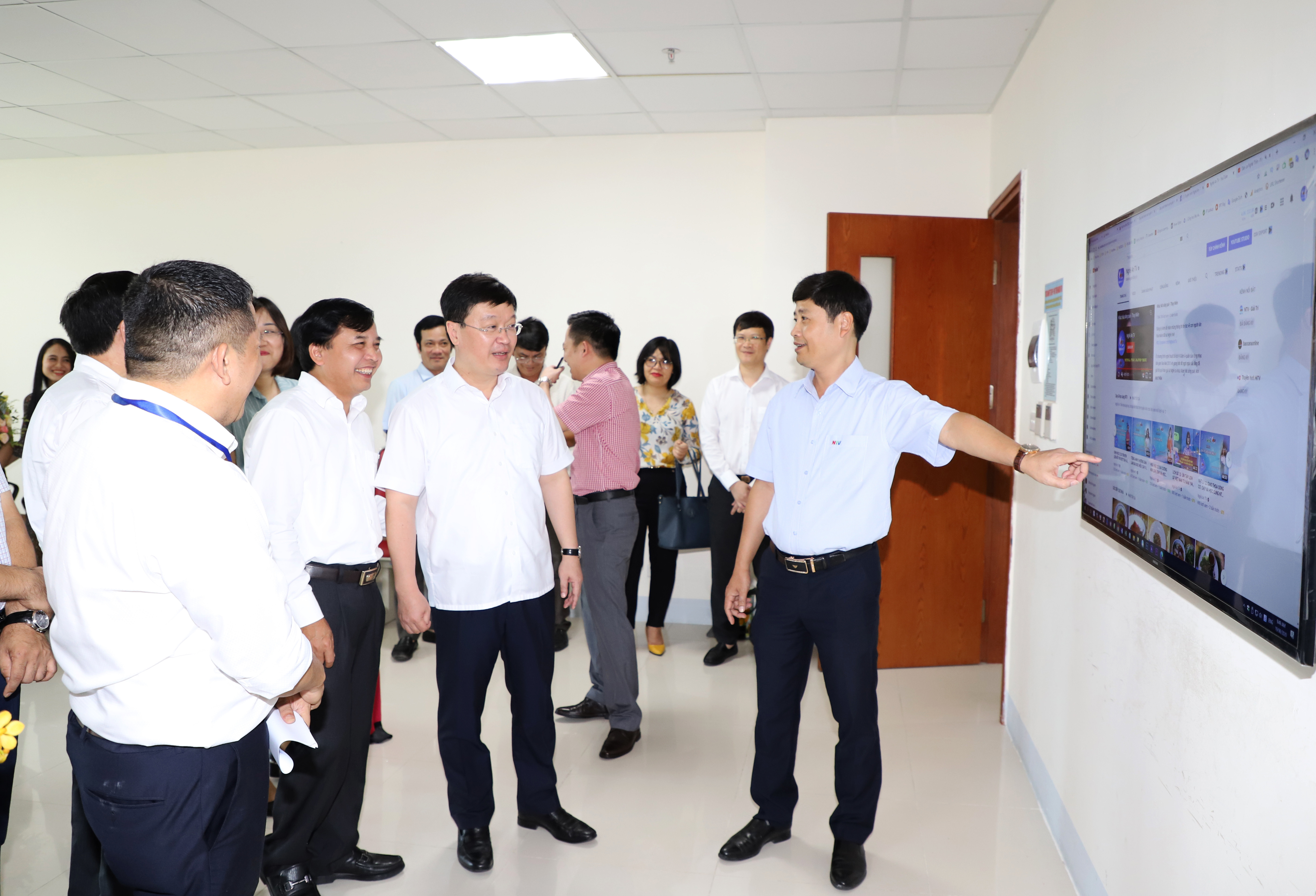 Đồng chí Nguyễn Đức Trung - Chủ tịch UBND tỉnh thăm Đài PT-TH tỉnh. Ảnh: Phạm Bằng