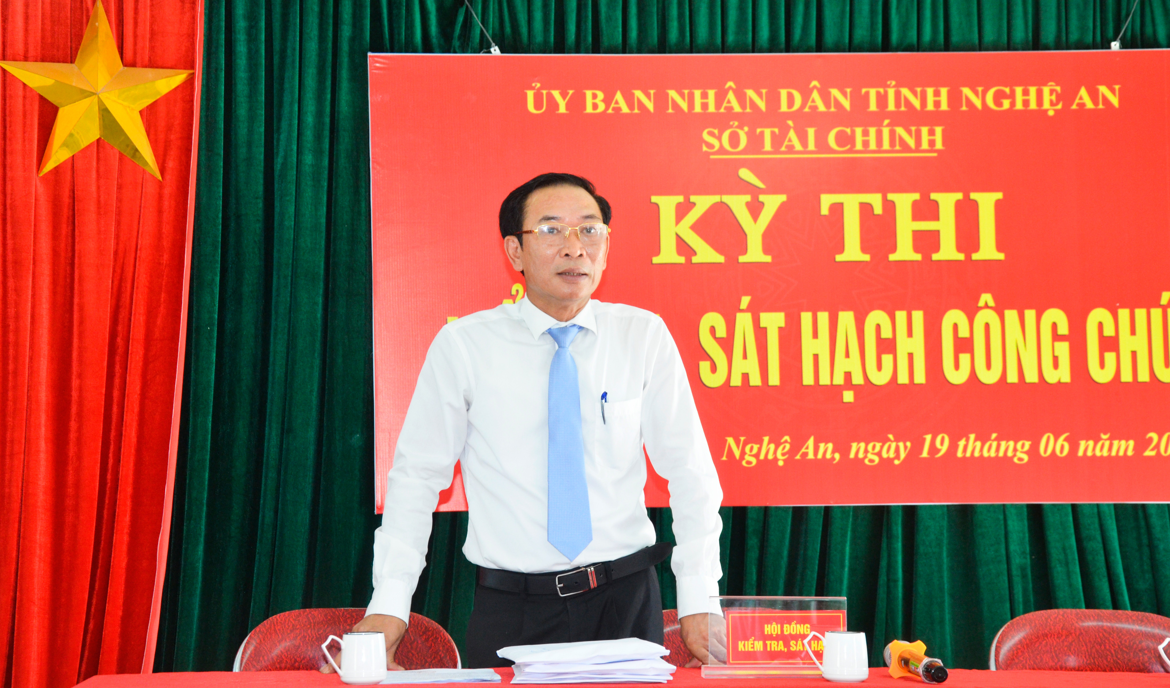 Giám đốc Sở Tài chính Nguyễn Xuân Hải phát biểu khai mạc kỳ thi kiểm tra, sát hạch công chức. Ảnh: Thanh Lê