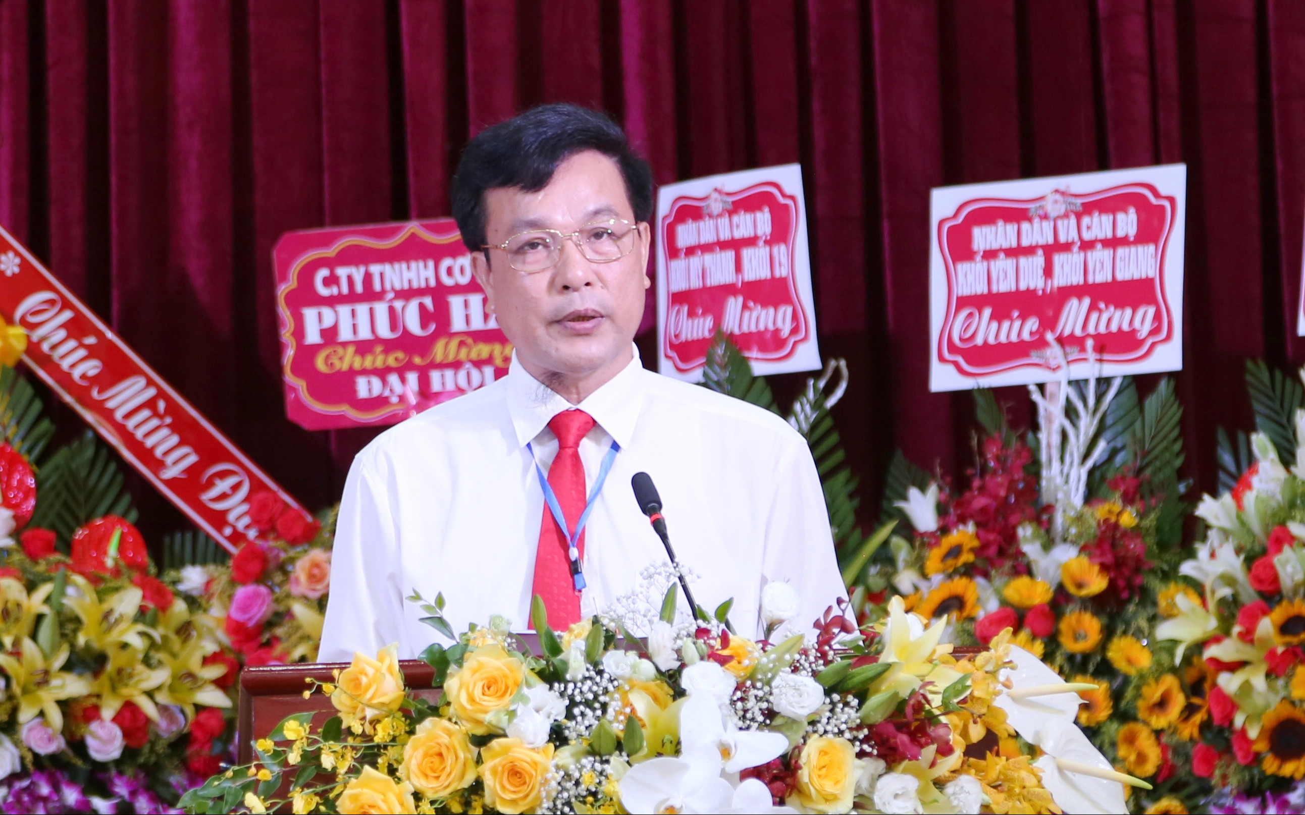 Đồng chí Cao Văn Toàn - Phó Bí thư Đảng ủy, Chủ tịch UBND phường Đông Vĩnh trình bày báo cáo chính trị tại đại hội. Ảnh: Thanh Lê