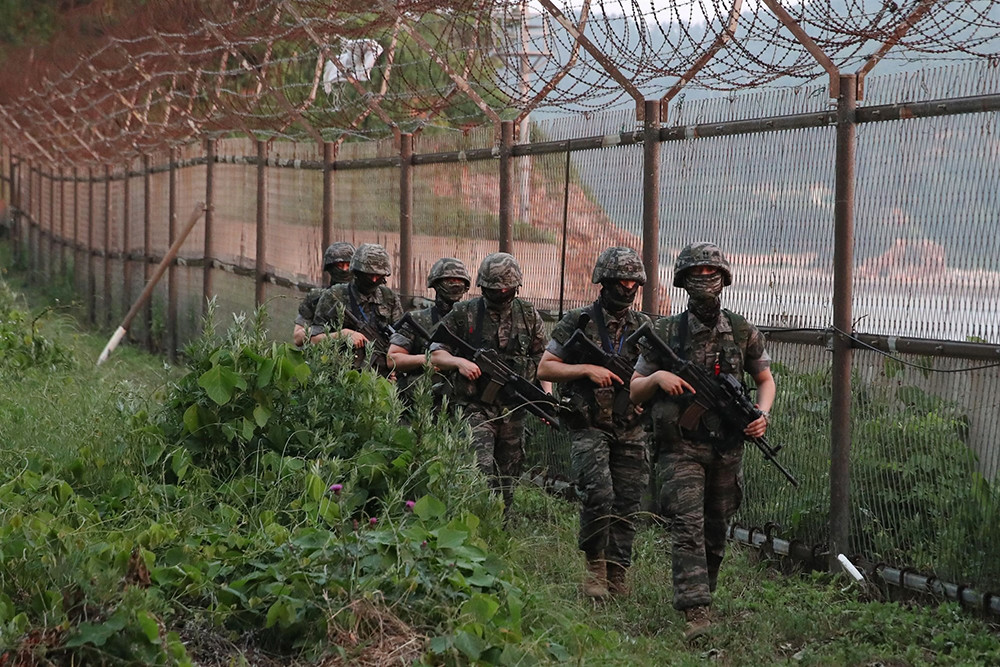 Quân đội Hàn Quốc tuần tra dọc hàng rào quân sự do Hàn Quốc kiểm soát gần biên giới với Triều Tiên hôm 16/6. Ảnh: Getty