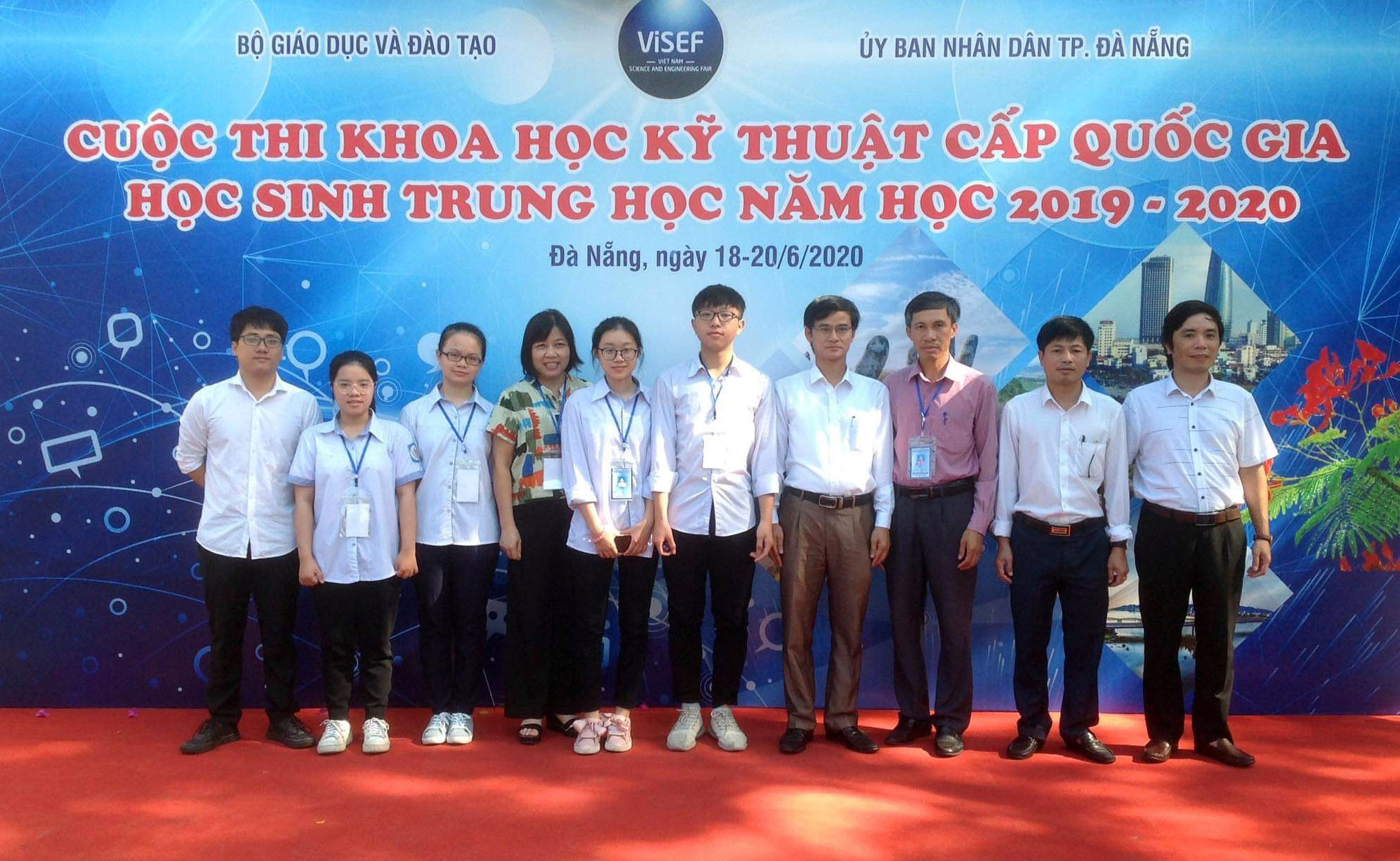 Đoàn học sinh và giáo viên Nghệ An tham dự cuộc thi tại Thành phố Đà Nẵng. Ảnh: PV