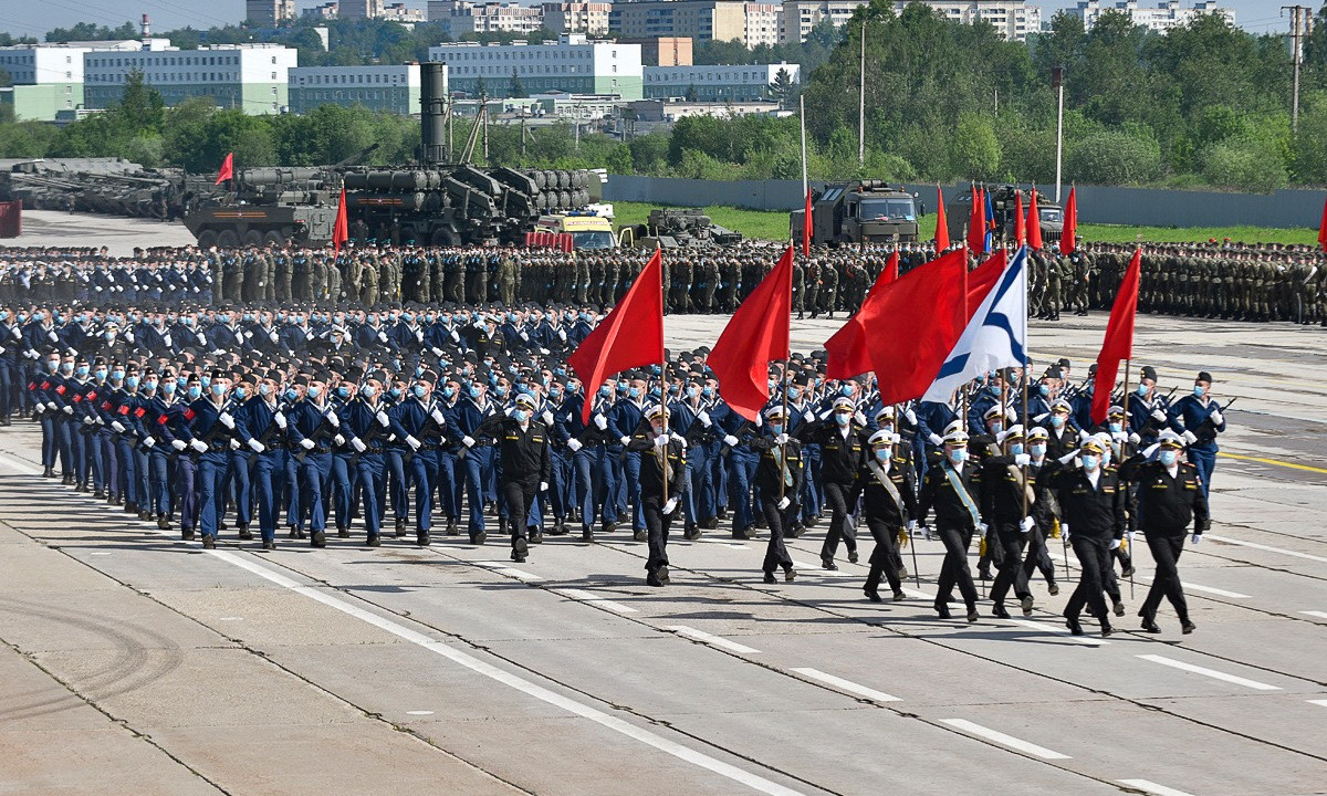 Quân đội Nga tập duyệt binh tại thao trường, chuẩn bị cho Lễ duyệt binh kỷ niệm Ngày Chiến thắng tại Quảng trường Đỏ ngày 24/6 tới. Ảnh: Bộ Quốc phòng Nga