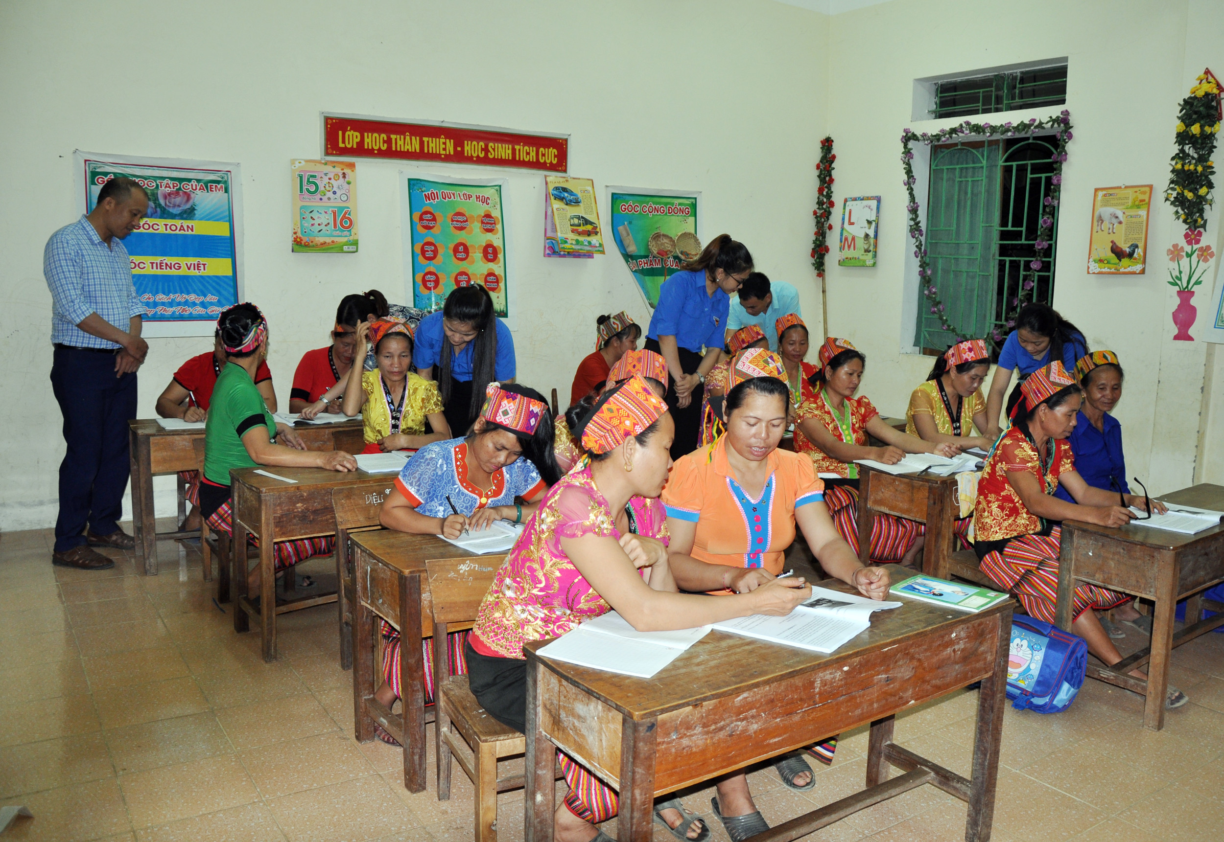Lớp xóa mù chữ do Hội Liên hiệp Phụ nữ xã Cam Lâm và Trường Tiểu học phối hợp tổ chức