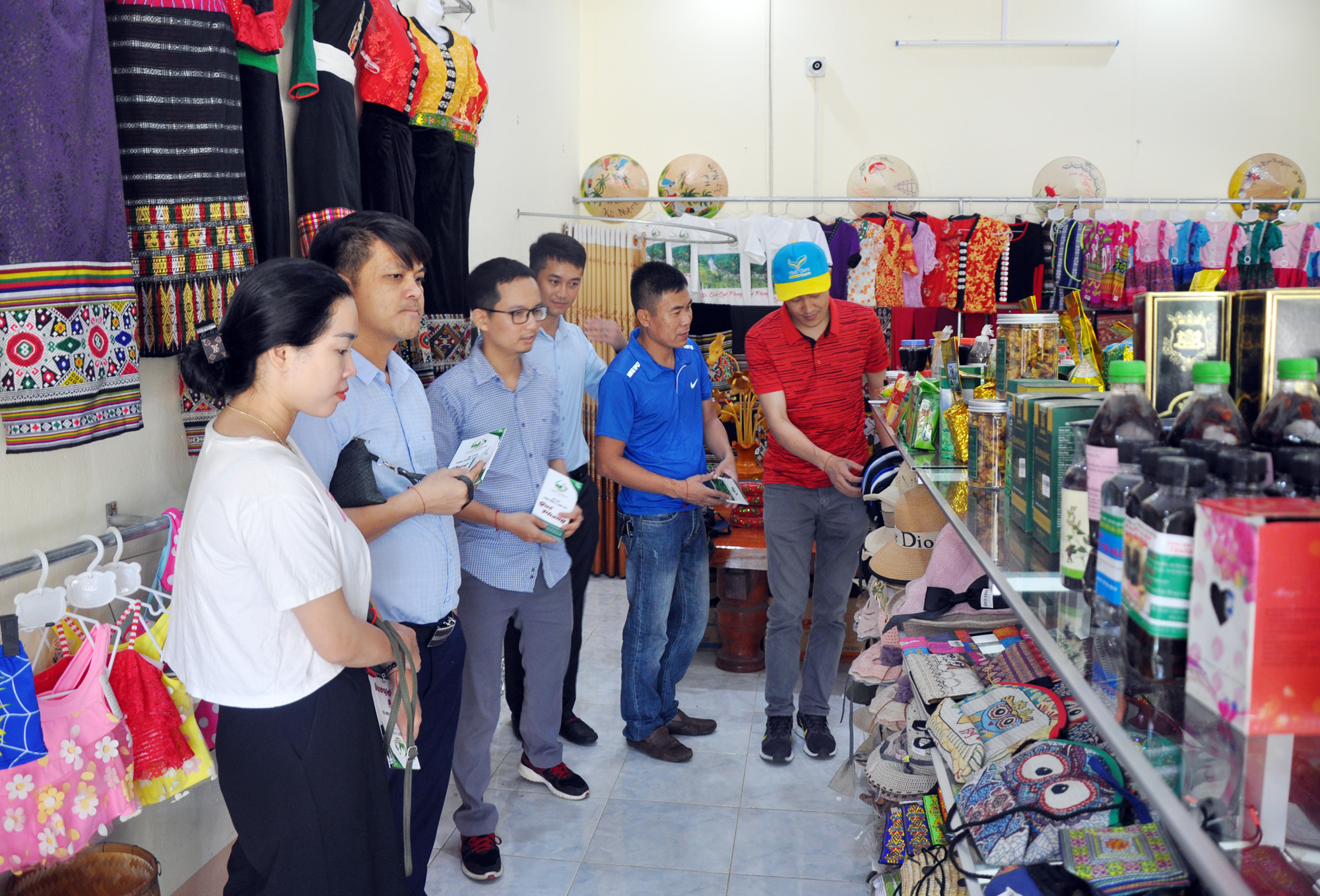 Đại diện các công ty lữ hành ở Nghệ An tìm hiểu về các sản phẩm hàng lưu niệm ở các huyện miền Tây.  Ảnh: Công Kiên