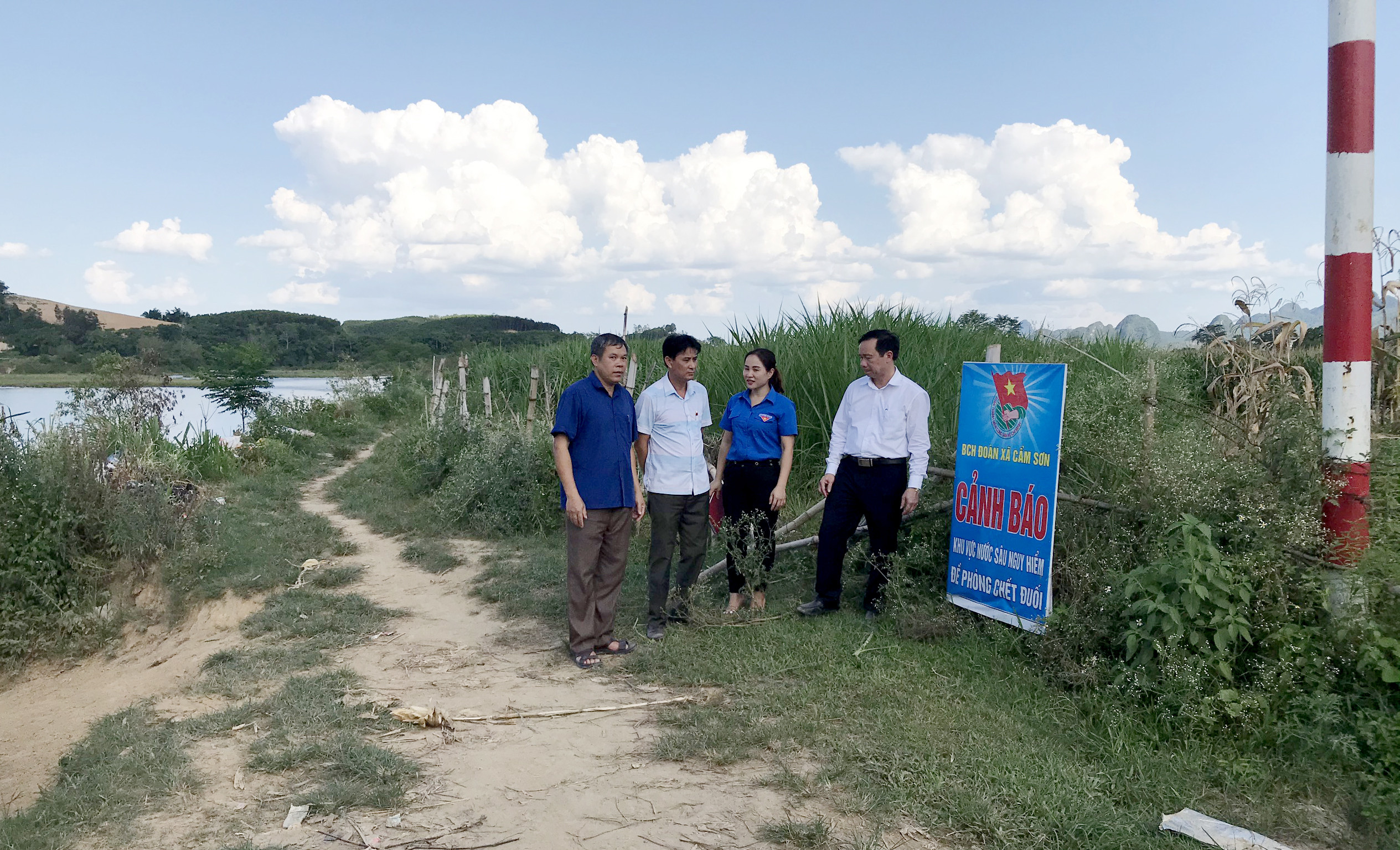 Đoàn kiểm tra việc cắm biển cảnh báo đuối nước ở huyện Anh Sơn. Ảnh:  MH