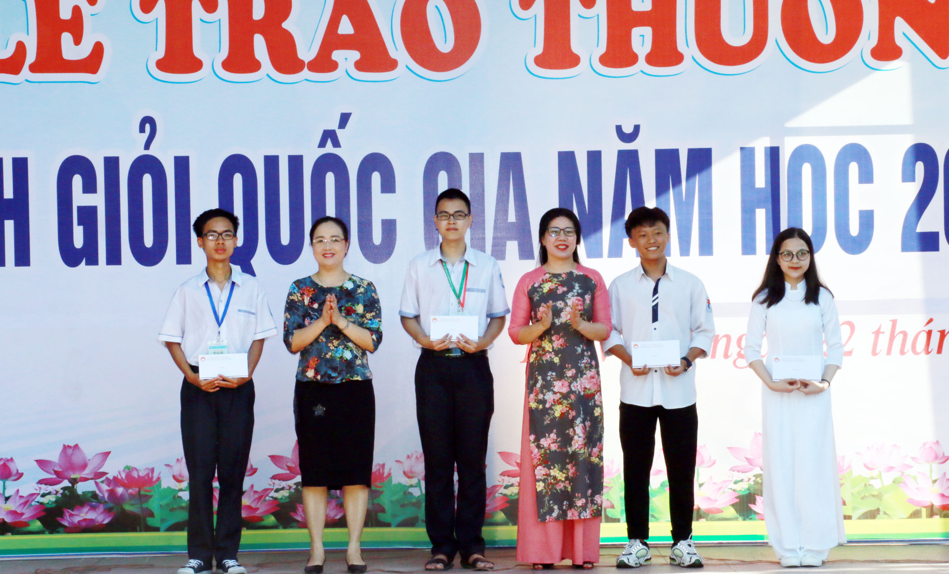 Đại diện Ủy ban Mặt trận tổ quốc và nhà trường trao thưởng cho các học sinh đạt giải thưởng ở các cuộc thi cấp quốc gia. Ảnh: Mỹ Hà