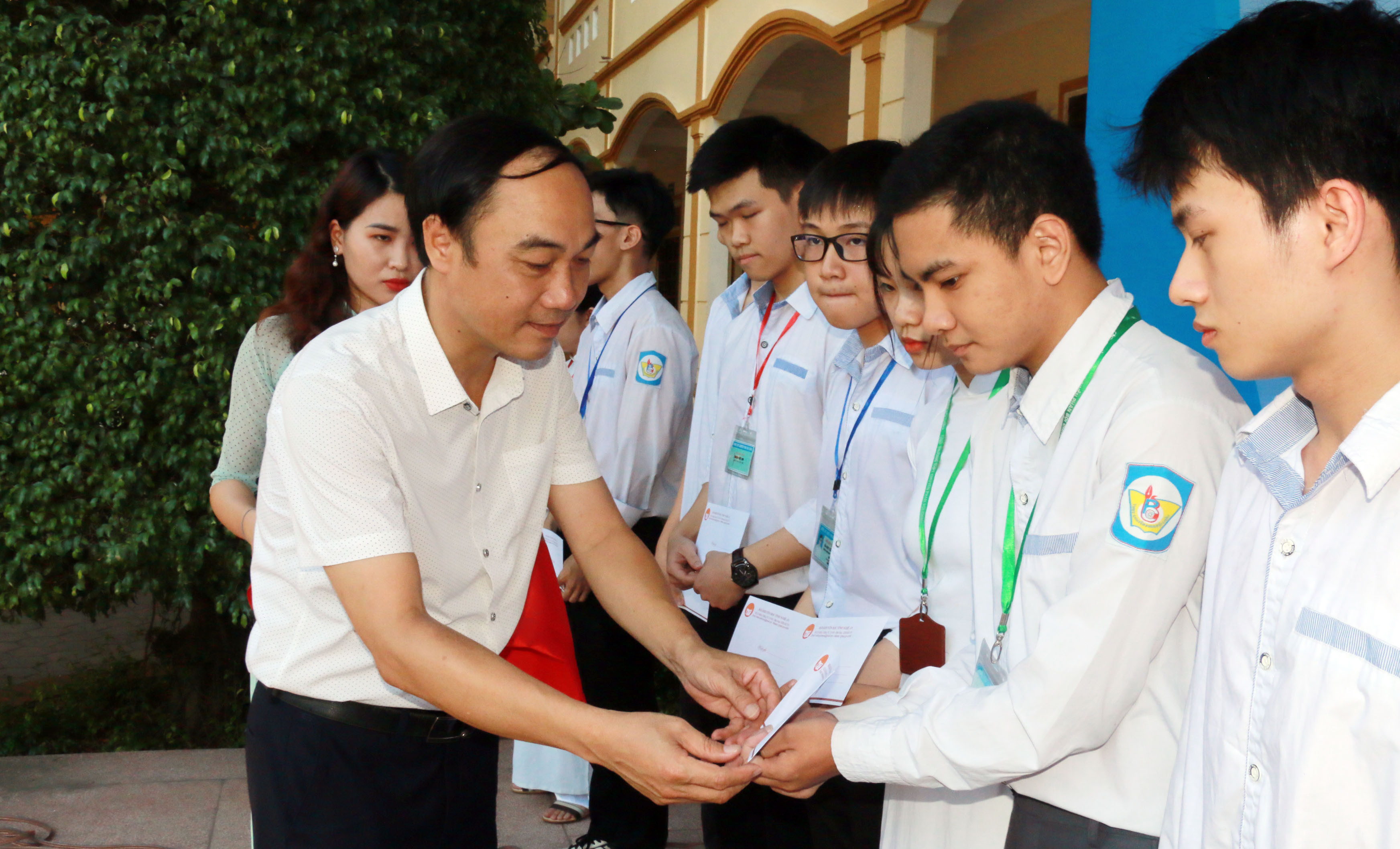 Phó Trưởng ban Tuyên giáo Nguyễn Quốc Khánh trao thưởng cho những học sinh đạt giải Nhì tại Cuộc thi Học sinh giỏi Quốc gia. Ảnh: Mỹ Hà