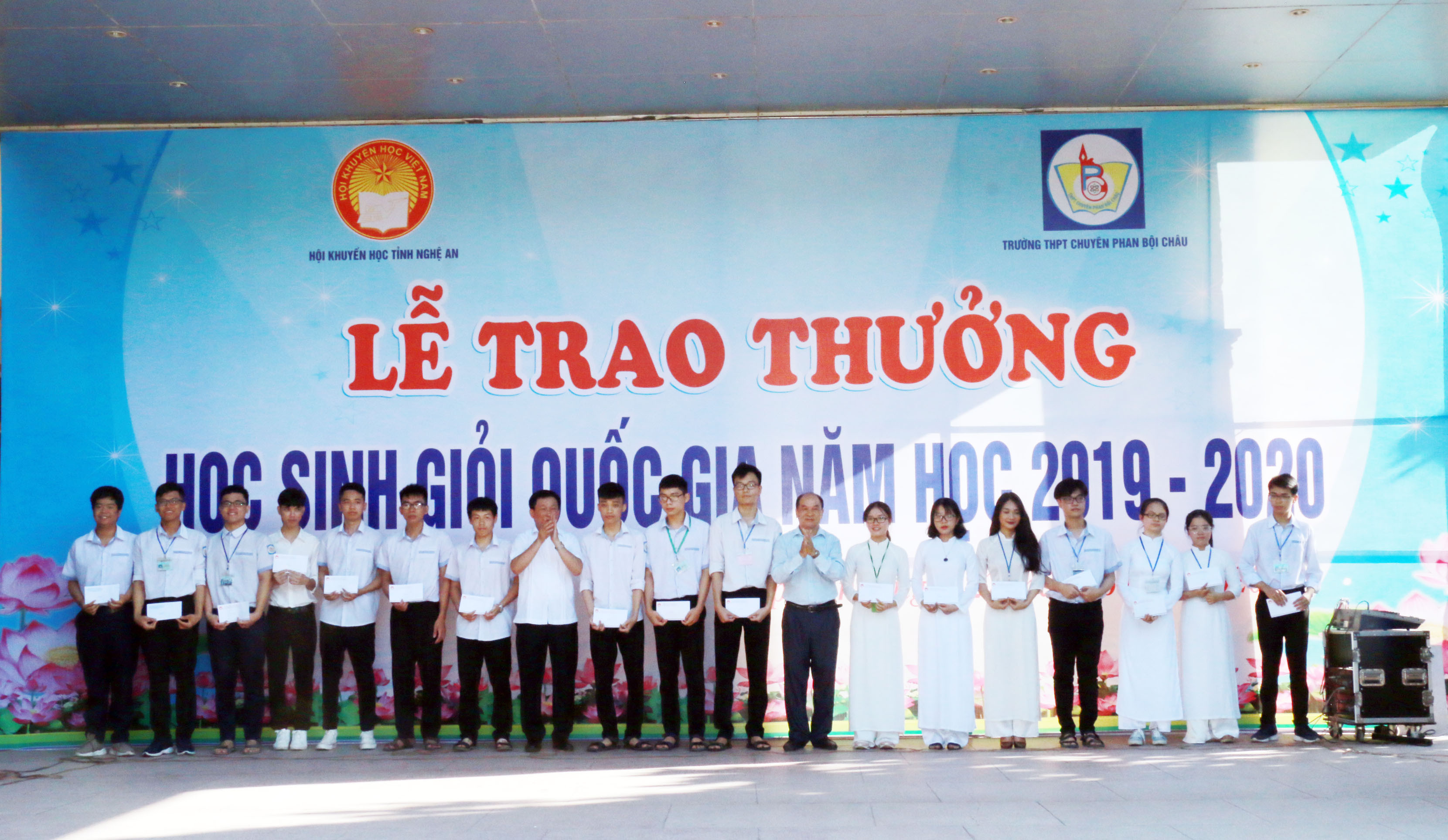 Chủ tịch Hội Khuyến học tỉnh Trần Xuân Bí và Hiệu trưởng nhà trường trao thưởng cho những học sinh đạt giải Nhất. Ảnh: Mỹ Hà