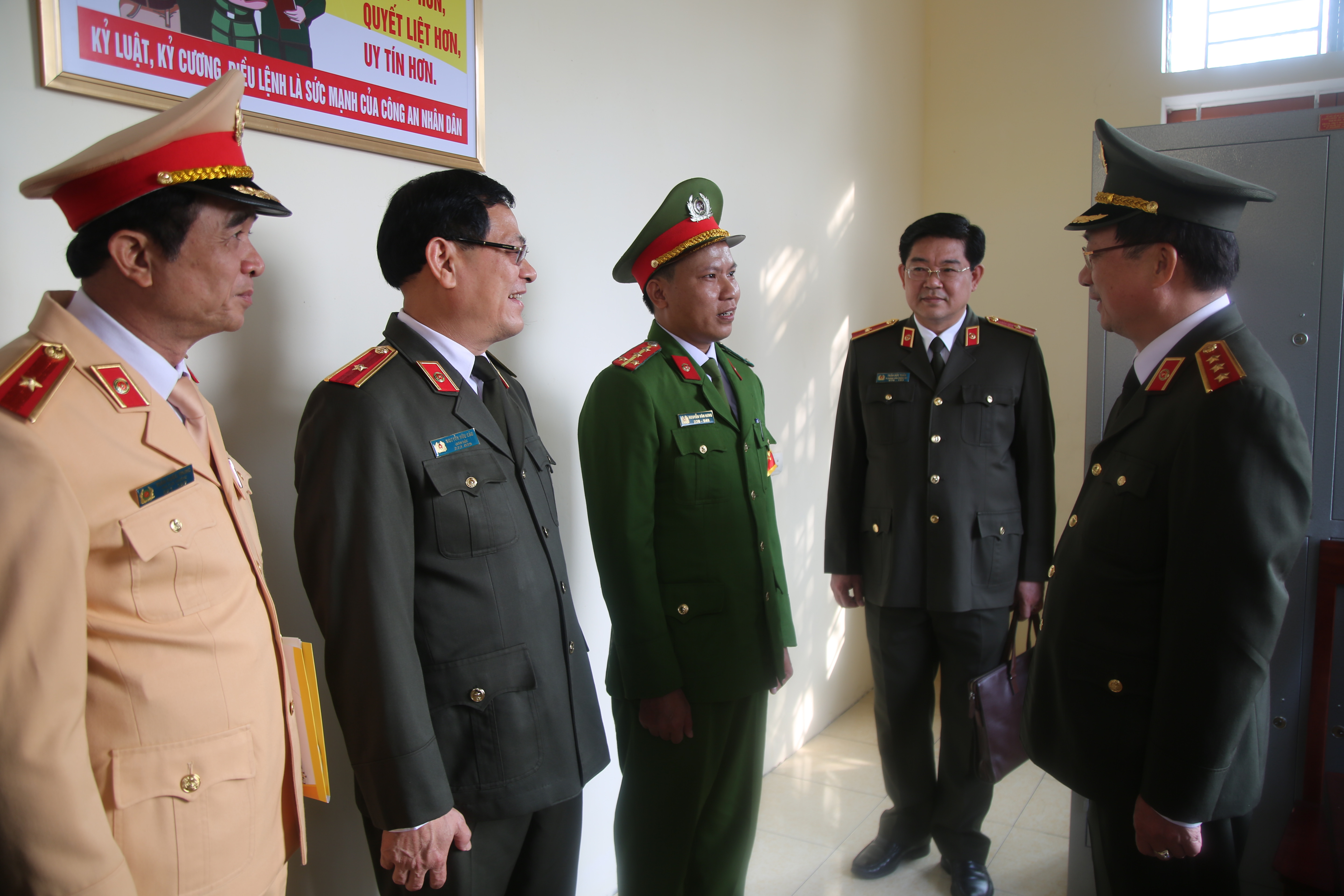 Thượng tướng Nguyễn Văn Thành, Thứ trưởng BCA cùng đoàn công tác đến thăm Công an xã Ngọc Lâm, huyện Thanh Chương.