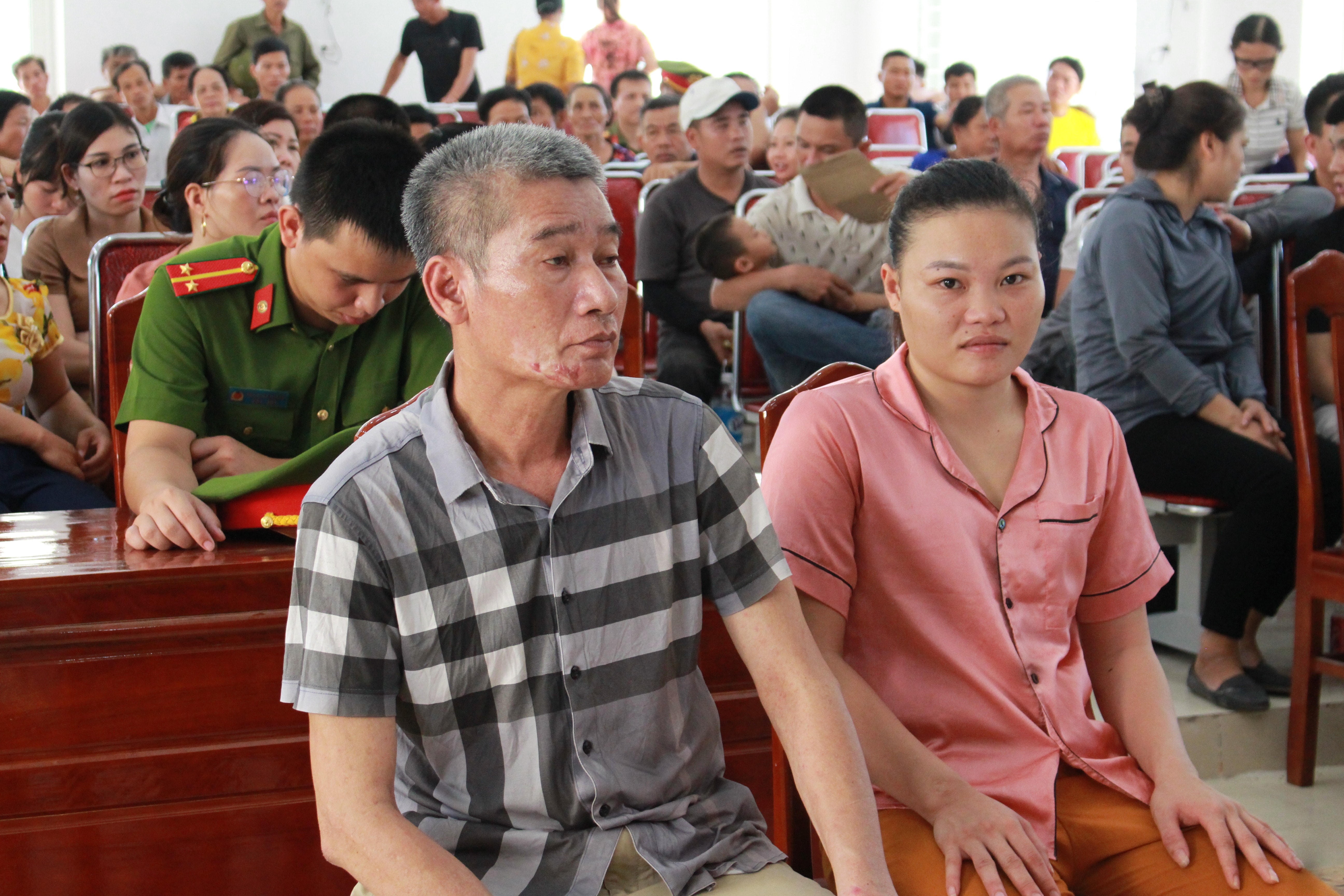 Các bị cáo Phan Xuân Thiệu và Nguyễn Thị Huệ tại phiên tòa. Ảnh: Phan Giang