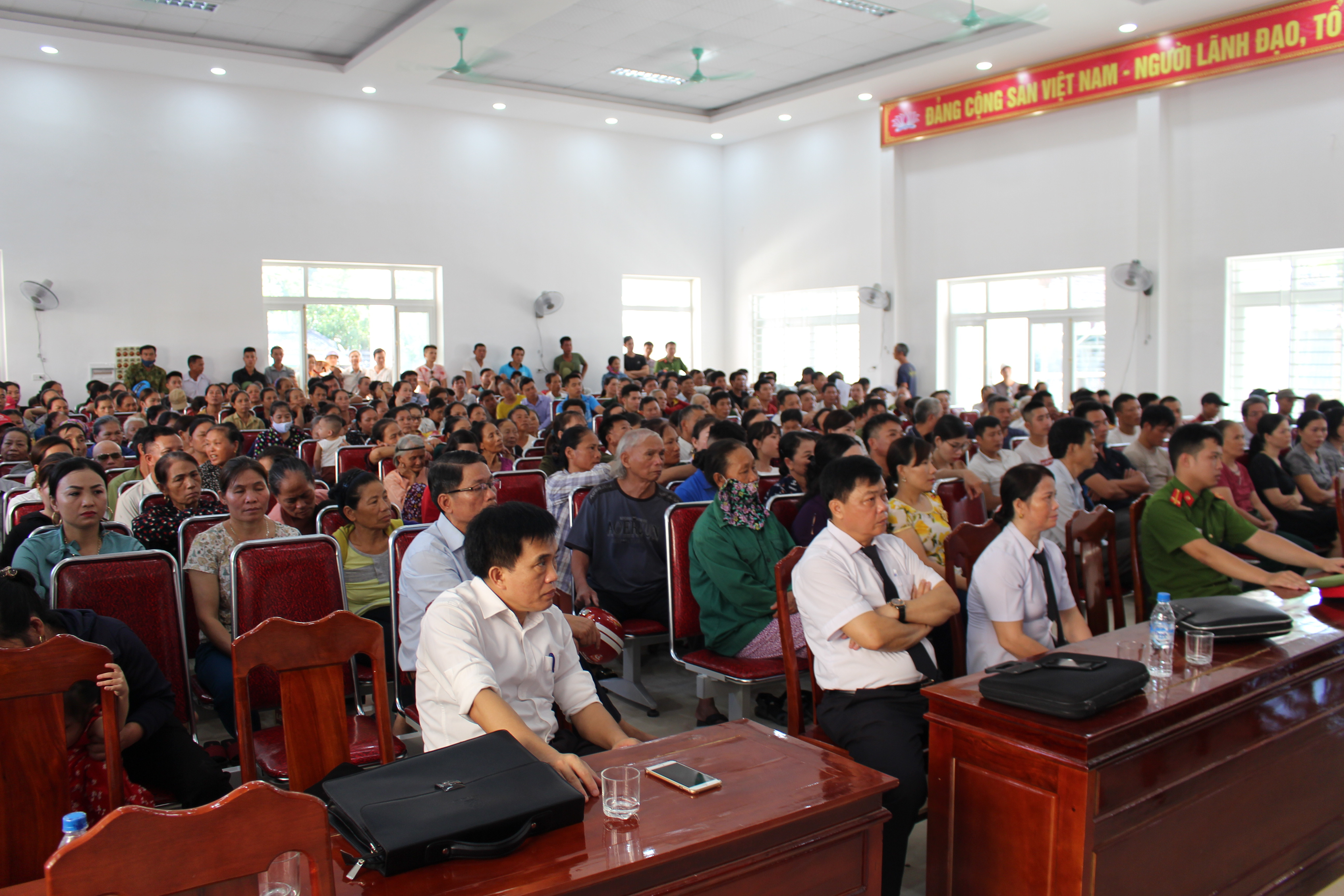 Phiên tòa lưu động tại xã Chau Quang đã thu hút đông đảo nhân dân tham gia. Ảnh: Phan Giang