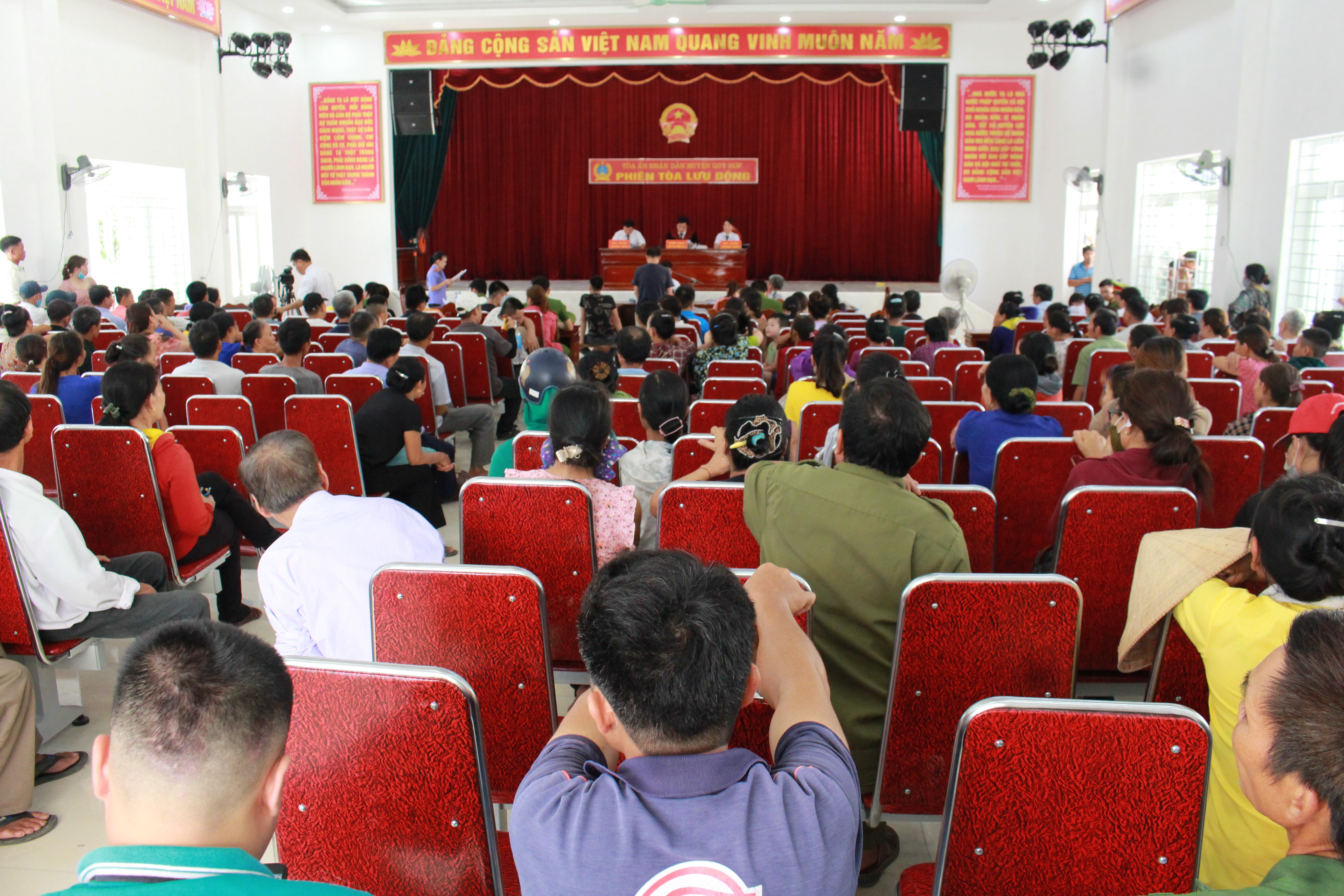 Toàn cảnh phiên tòa xét xử lưu động tại Châu Quang. Ảnh: Phan Giang
