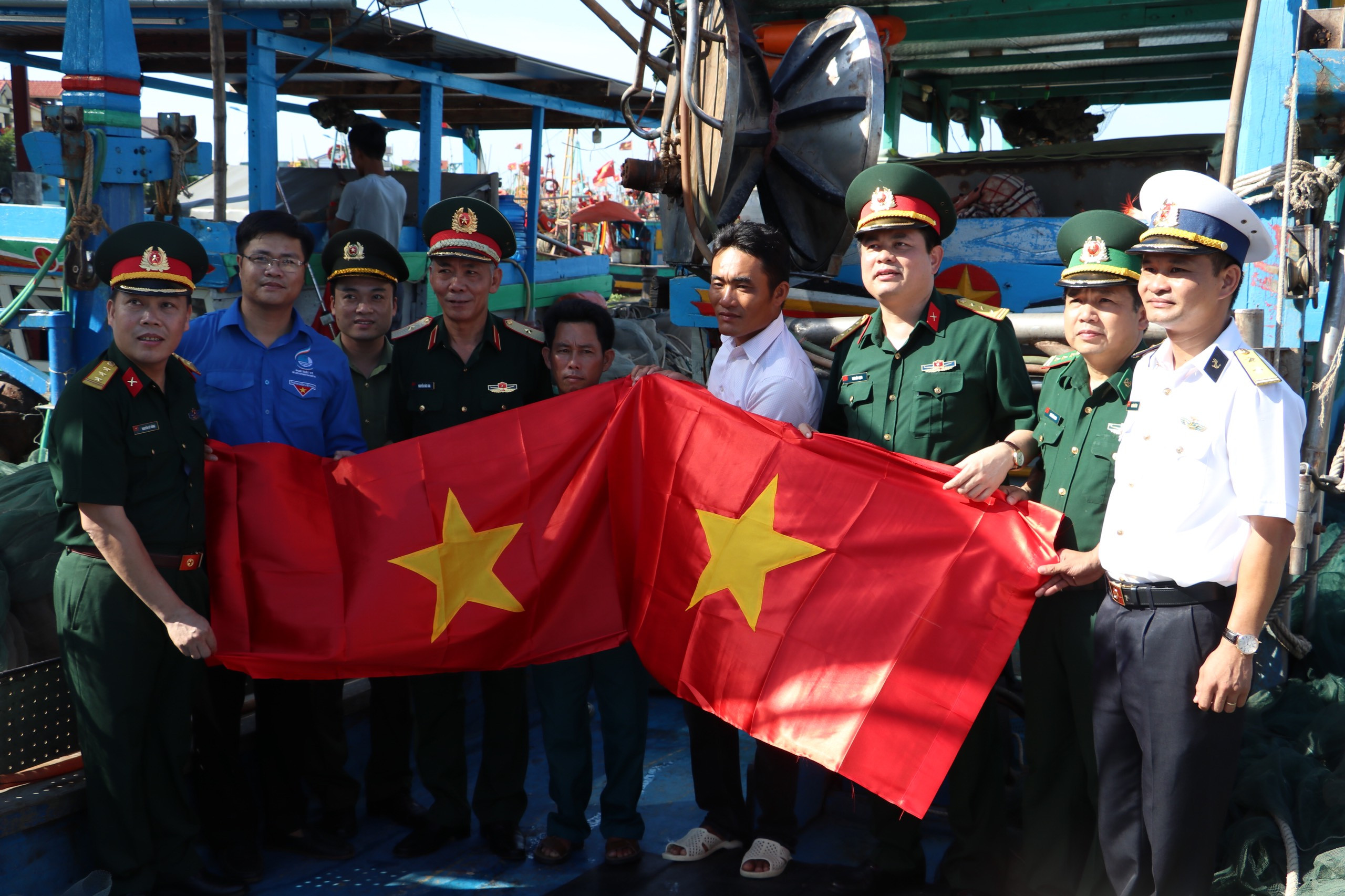 đồng chí Thiếu tướng Nguyễn Đức Hóa, Phó Chính ủy Quân khu 4 cùng các đơn vị tham dự chương trình “Tuổi trẻ Lực lượng vũ trang Quân khu 4 với biển, đảo quê hương” tặng cờ tổ Quốc cho ngư dân huyện Diễn Châu