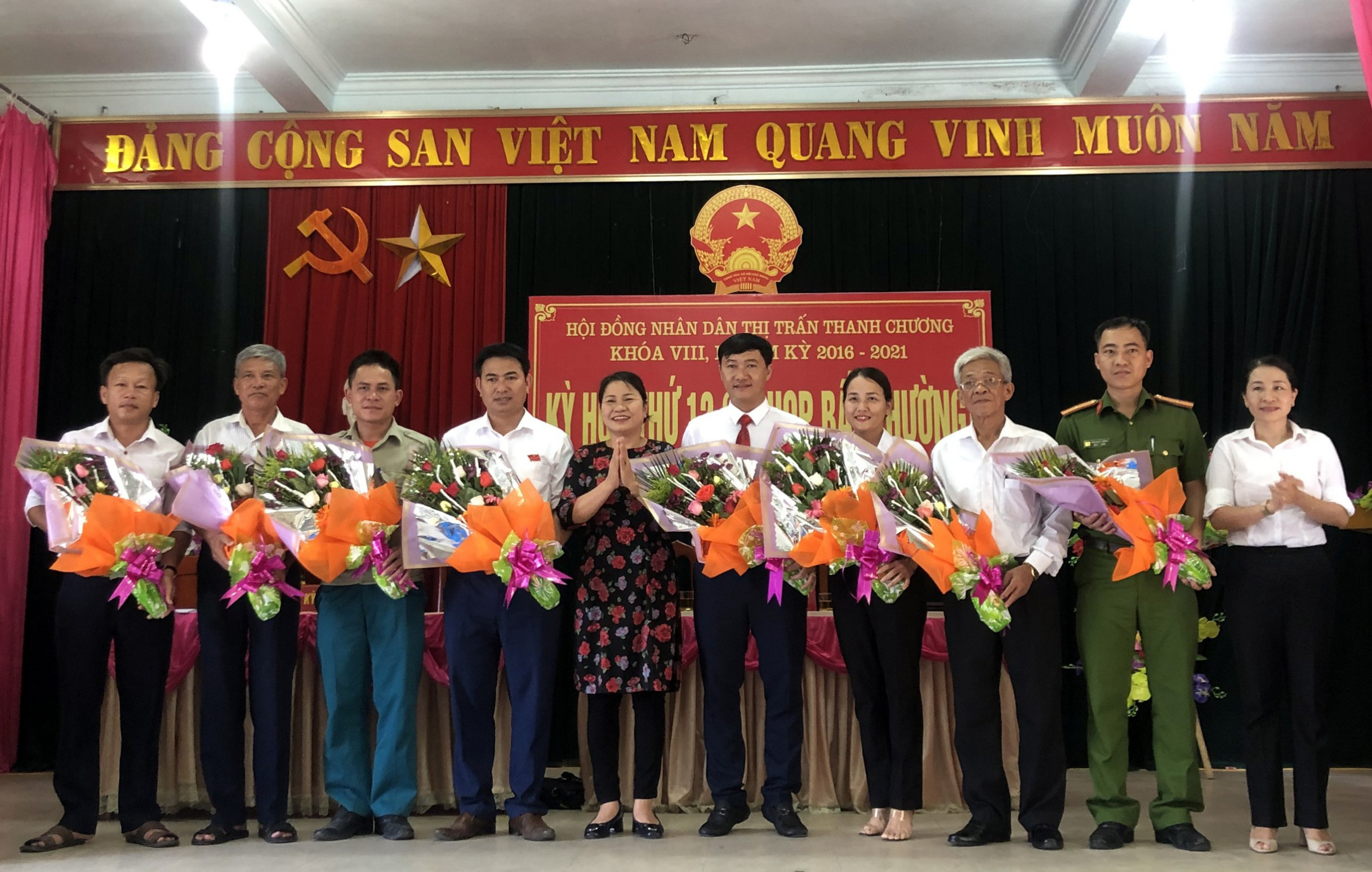 Lãnh đạo huyện Thanh Chương tặng hoa chúc mừng các đồng chí được bầu giữ các chức danh chủ chốt của thị trấn. Ảnh: Thành Trung