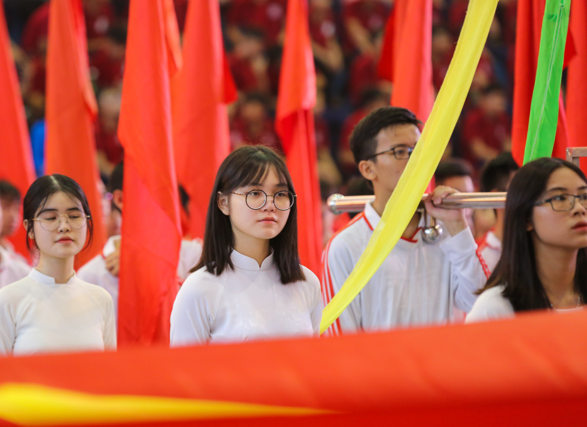 Các học sinh của TP Vinh vinh dự được tham gia đoàn diễu hành lá cờ đỏ tổ quốc. Bước dưới màu cờ thiêng liêng ấy tuổi trẻ học đường Nghệ An quyết tâm rèn đức - luyện tài - vì một ngày mai tươi sáng. Ảnh: Đức Anh