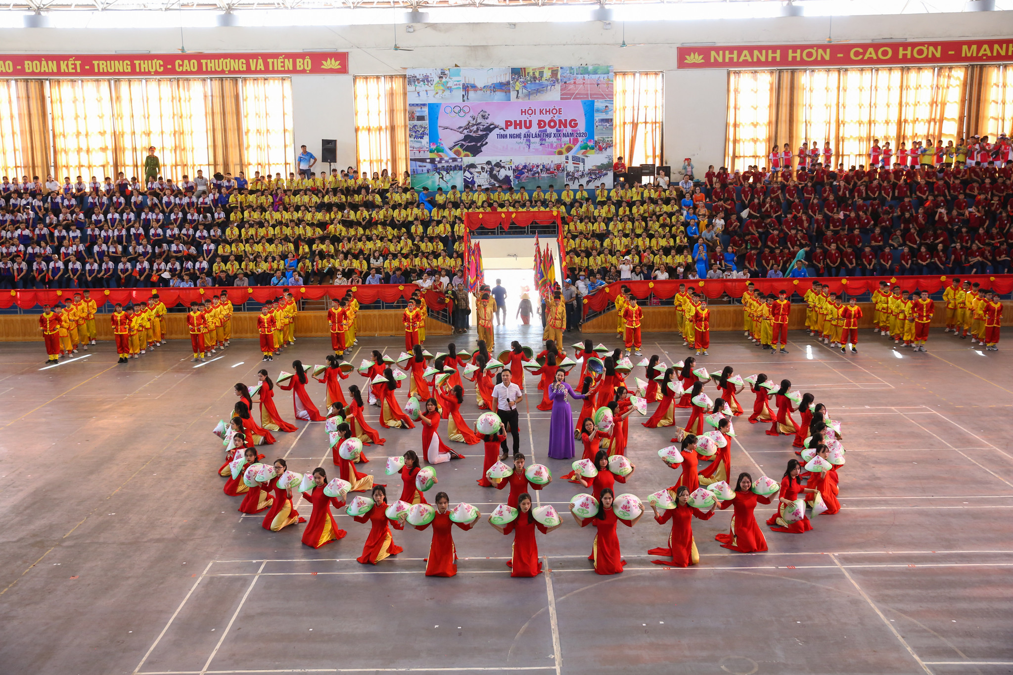 Màn đồng diễn của học sinh, sinh viên trên địa bàn TP Vinh với chủ đề Tuổi trẻ Nghệ An làm theo lời Bác. Ảnh: Đức Anh