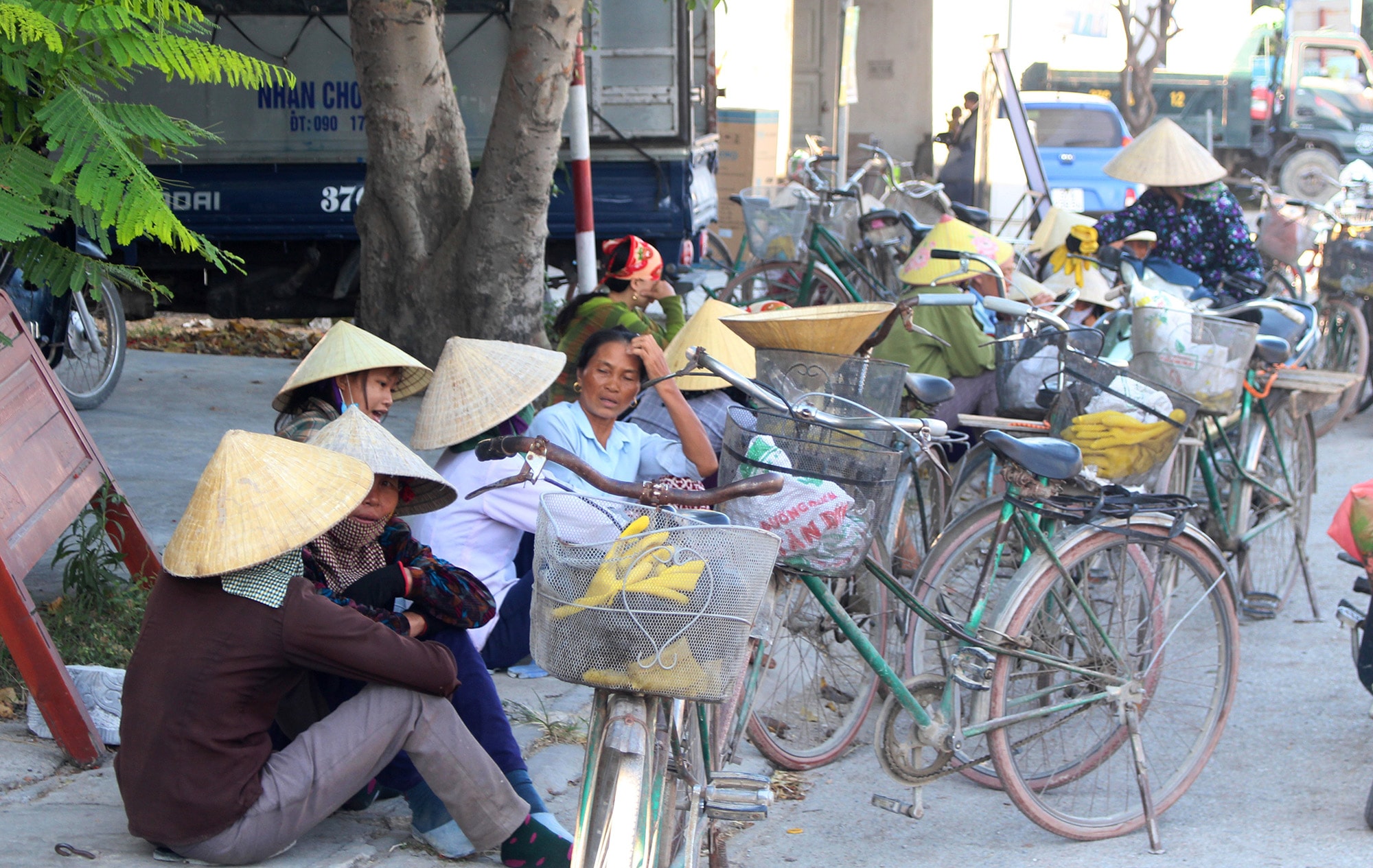 Cứ sáng sớm hàng ngày, làng cửu vạn ở xã Quỳnh Văn (Quỳnh Lưu) ngồi 2 bên quốc lộ 1A để chờ tìm việc. Anh: Việt Hùng