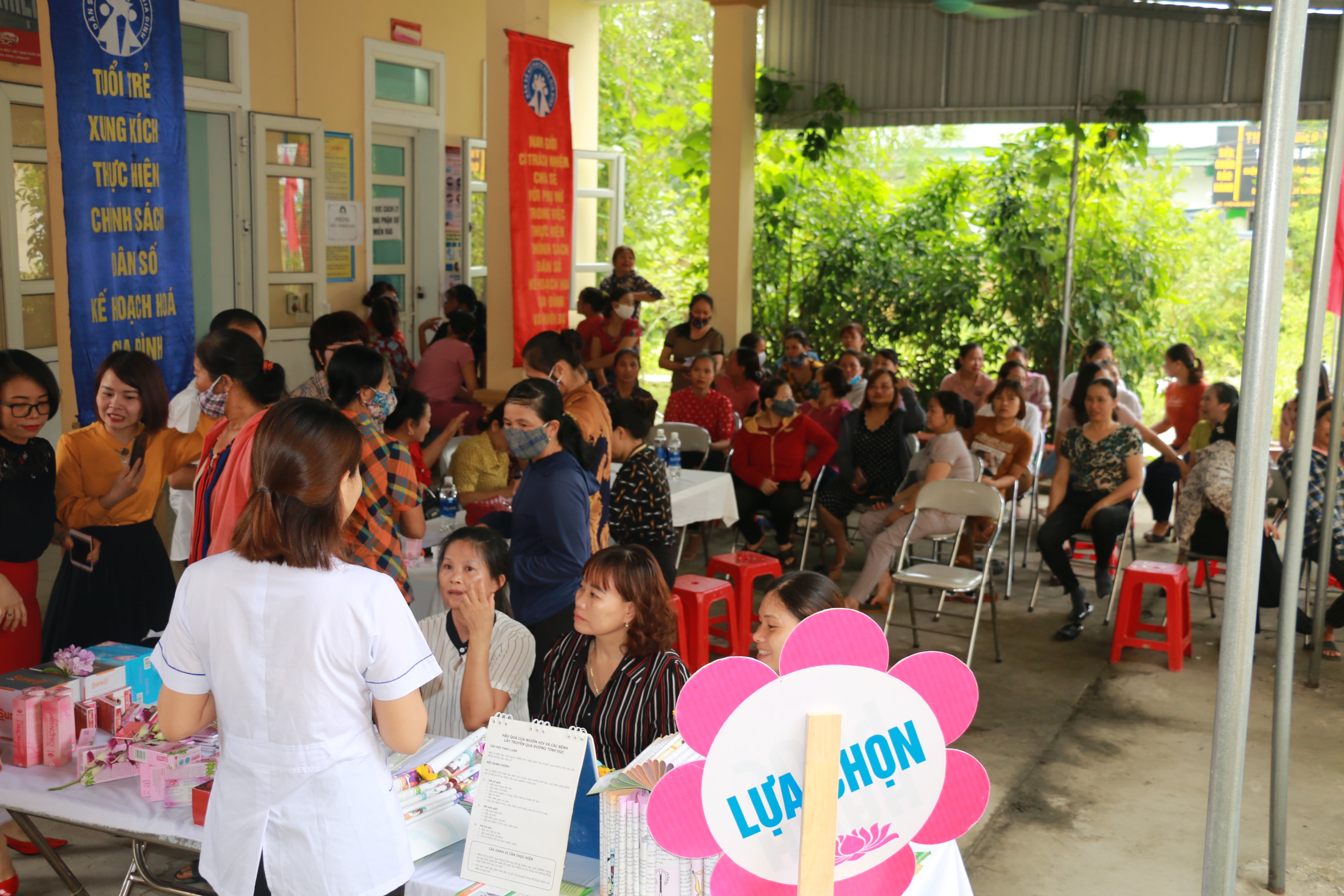 Triển khai chiến dịch dân số tại xã Hưng Tây (Hưng Nguyên). Ảnh: Mỹ Hà