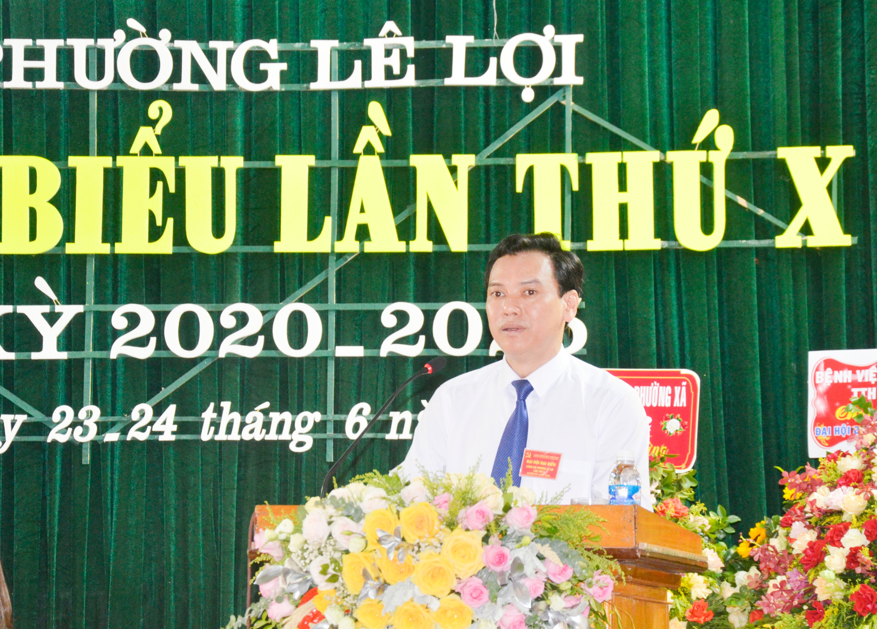 Bí thư Đảng ủy phường Lê Lợi (TP Vinh) Lê Văn Long trình bày báo cáo chính trị tại đại hội. Ảnh: Thanh Lê