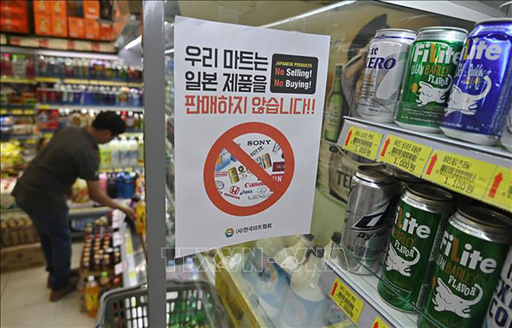 Cuộc xung đột thương mại Nhật Bản - Hàn Quốc cũng từng là “bài toán khó” cho bà Yoo - Myung hee. Ảnh: AFP/TTXVN