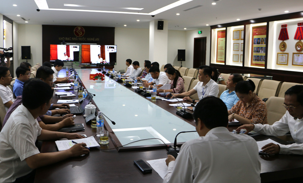 Đại diện các sở ban ngành và ban quản lý dự án sử dụng vốn đầu tư công từ vốn vay nước ngoài ở Nghệ An theo dõi điểm cầu từ Hà Nội. Ảnh: Nguyễn Hải 