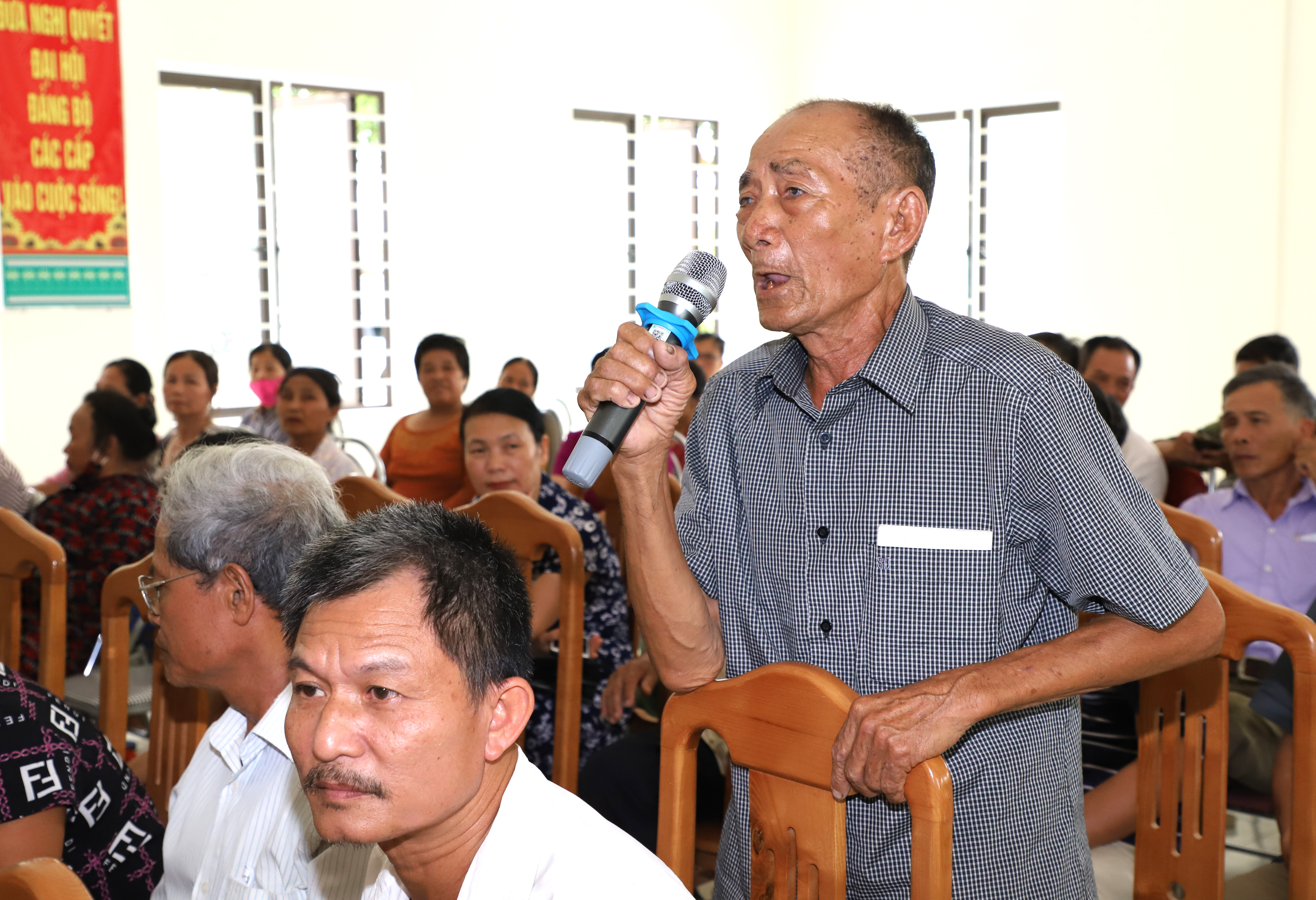 Cử tri Trần Ngọc Trang đề nghị Nhà nước xử lý nghiêm những cán bộ làm thất thoát ngân sách, tham nhũng. Ảnh: Phạm Bằng