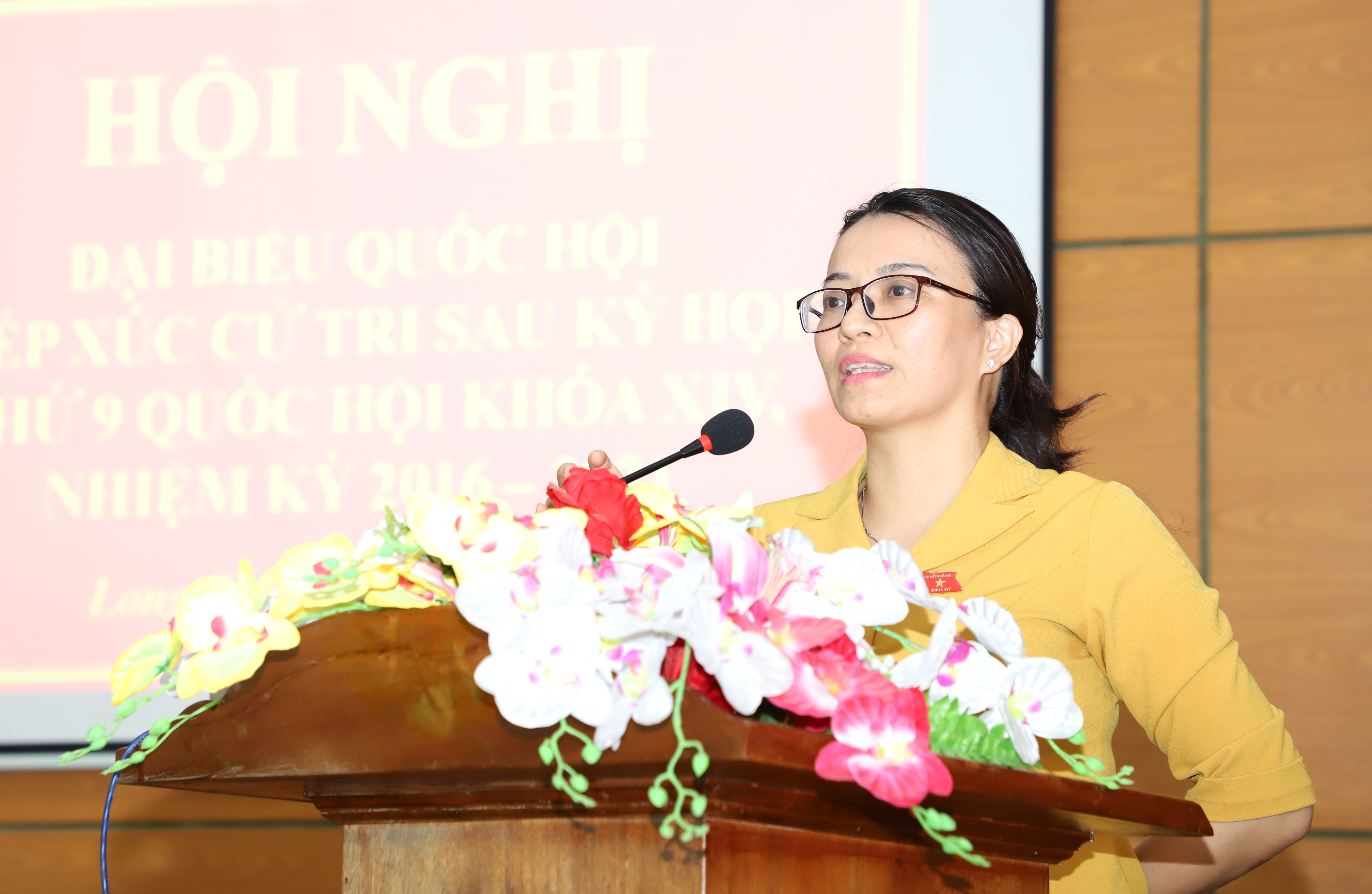 Đại biểu QH Hoàng Thị Thu Trang – Bí thư Huyện ủy Nghĩa Đàn thông báo tóm tắt kết quả sau kỳ họp thứ 9, Quốc hội khóa XIV đến cử tri. Ảnh: Phạm Bằng