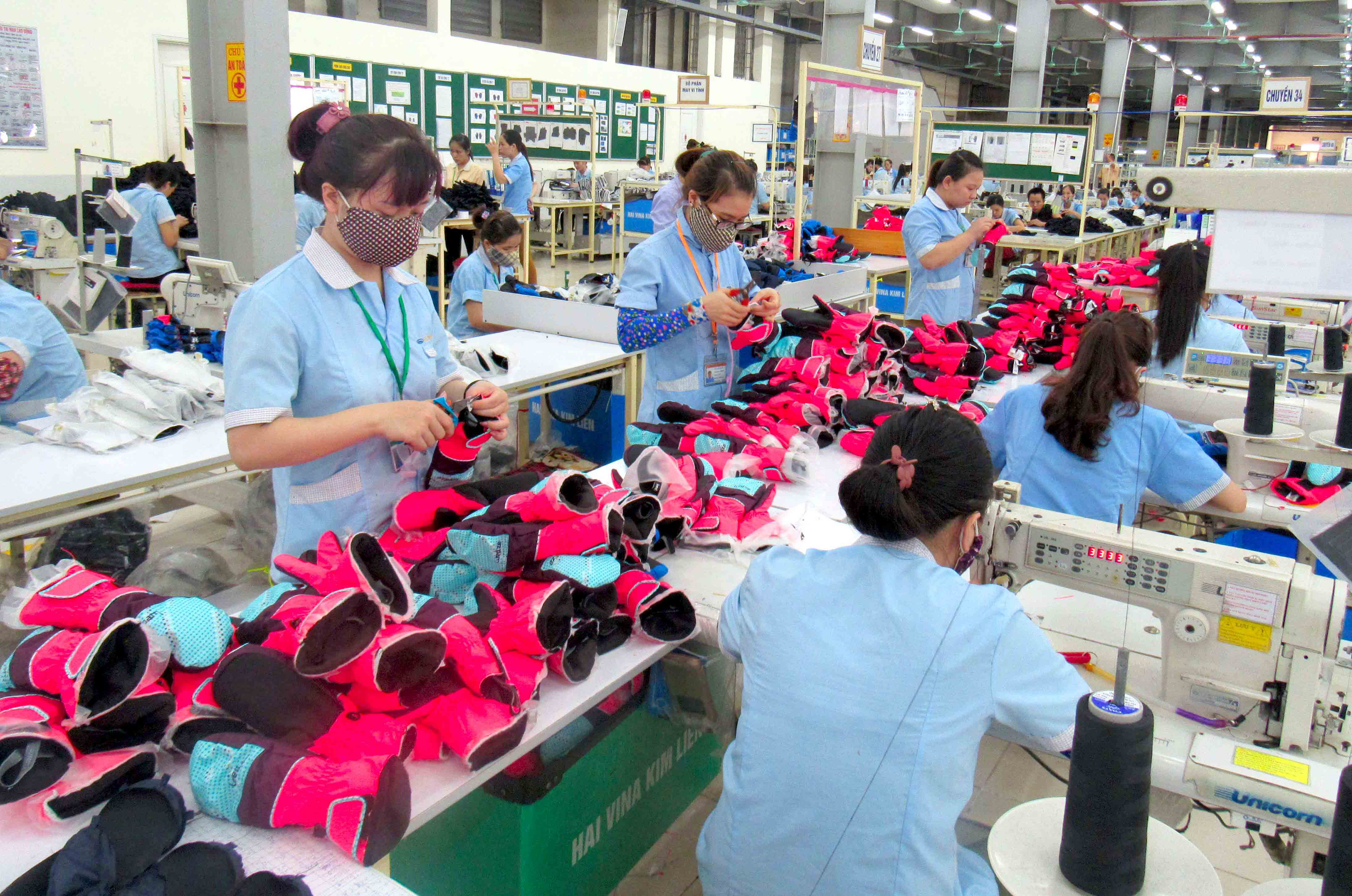 Công nhân làm việc tại nhà máy HaiVina Kim Liên, Nam Đàn. Ảnh: Quang An