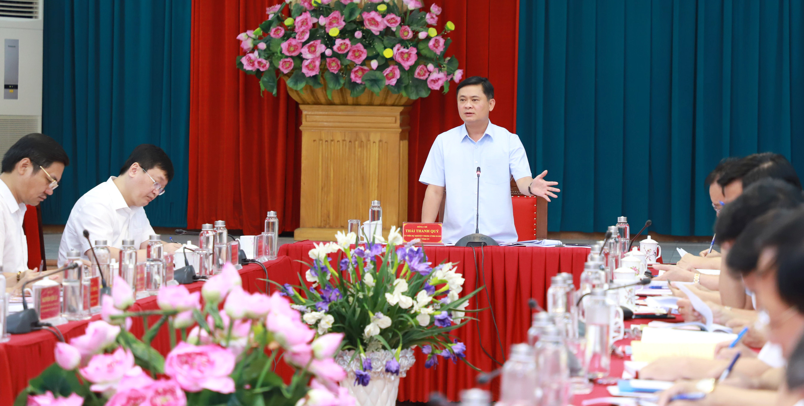 Đồng chí Thái Thanh Quý - Ủy viên dự khuyết Trung ương Đảng, Bí thư Tỉnh ủy kết luận nội dung về công tác chuẩn bị văn kiện của Đại hội đại biểu Đảng bộ TP Vinh, nhiệm kỳ 2020 - 2025. Ảnh: Thành Duy