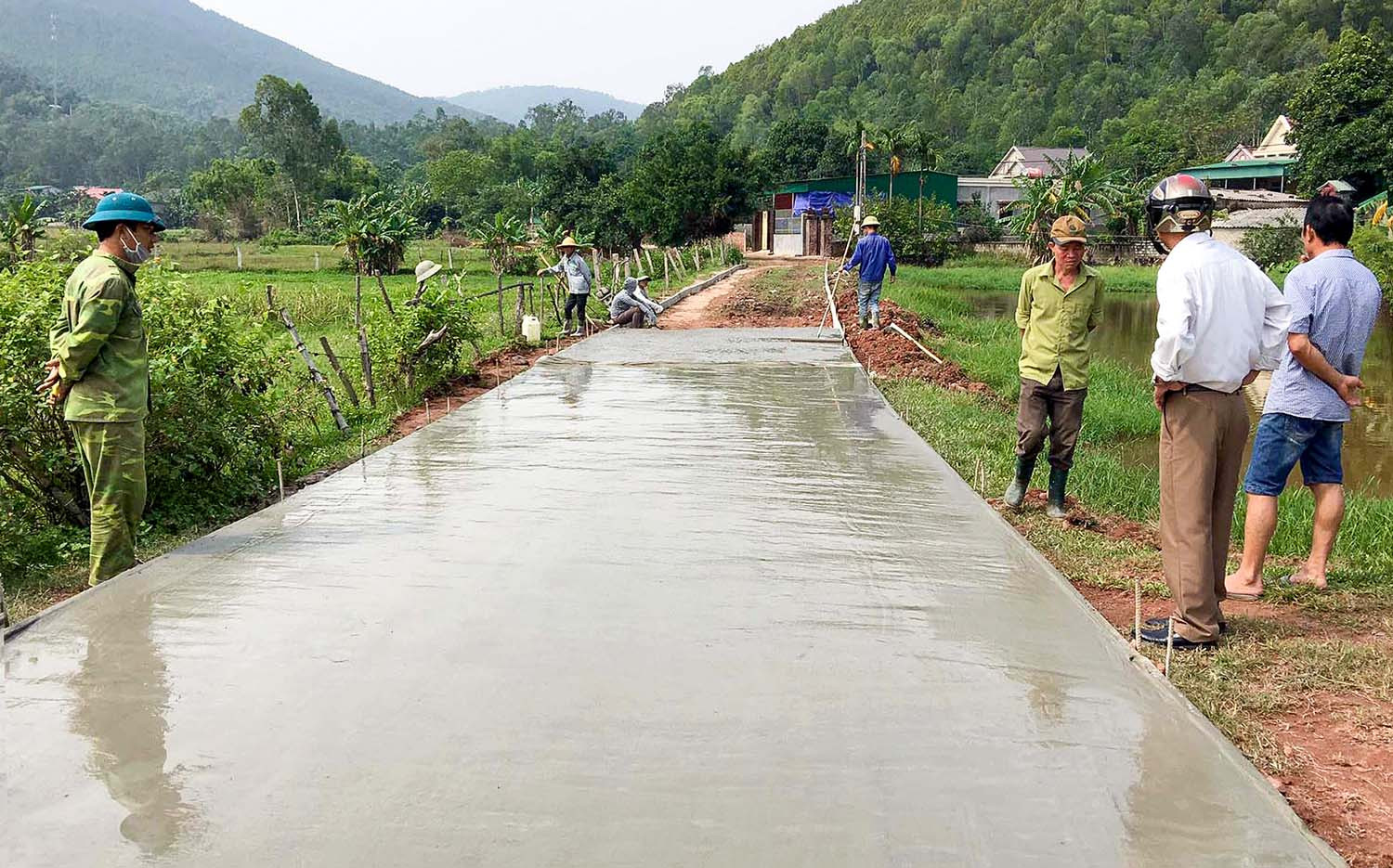 Làm đường giao thông nông thôn ở xóm Bắc Thắng, xã Nghi Tiến (Nghi Lộc). Ảnh P.V