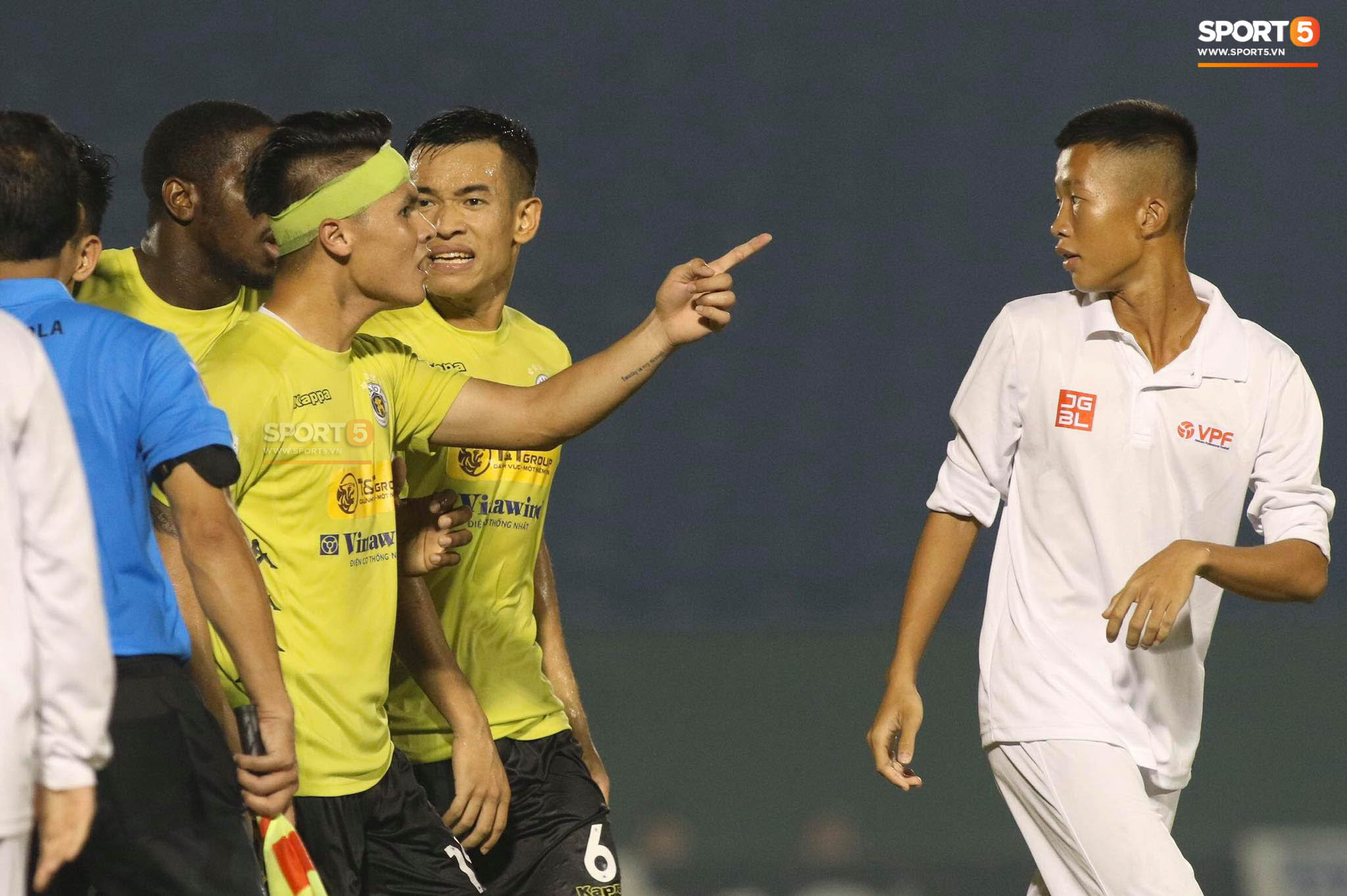 Tiền vệ Quang Hải có hành động gay gắt với nhân viên khiêng cáng. Ảnh: Sport5