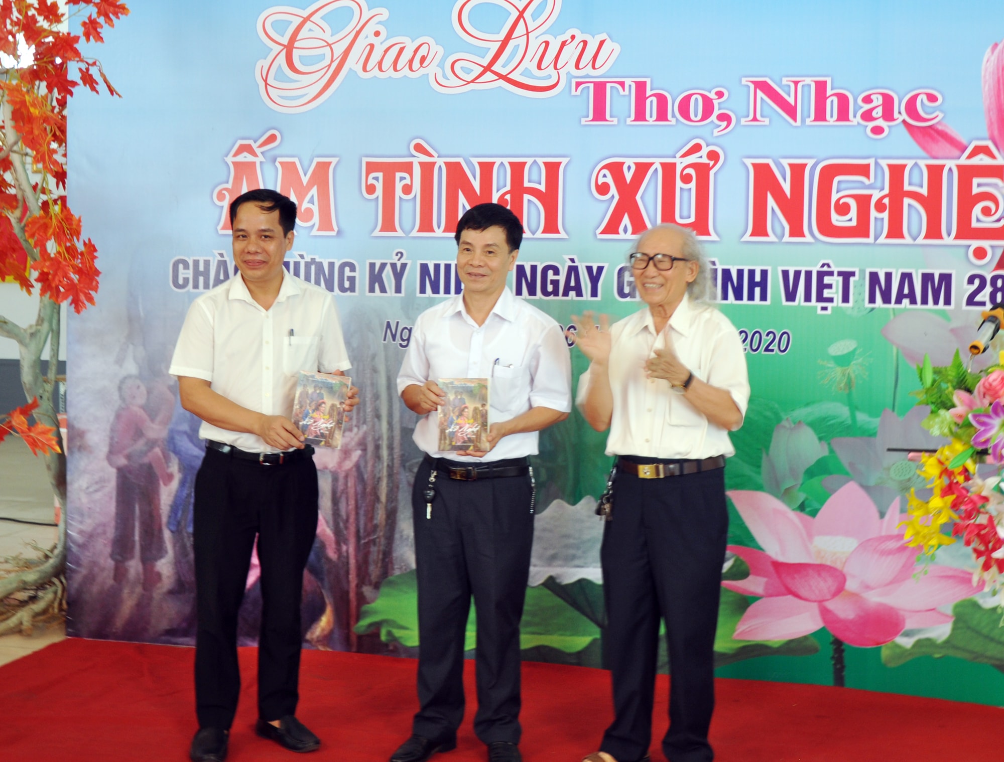 Dịp này, CLB Thơ, nhạc Tao Đàn Mùa Xuân Nghệ An tổ chức ra mắt tập sách “Ấm tình xứ Nghệ”. Ảnh: Công Kiên