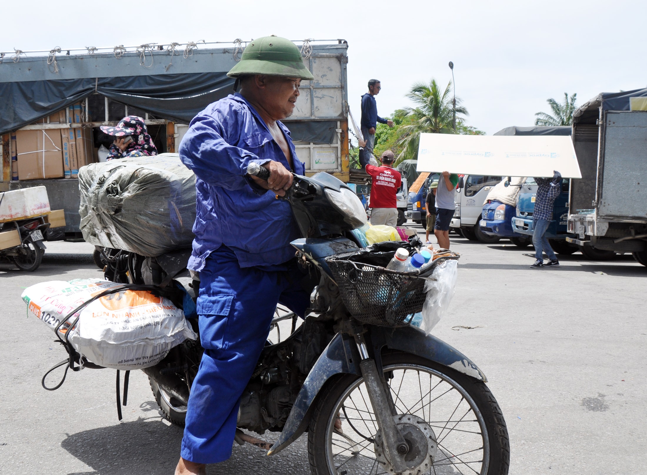 Dù phải dầm mình giữa trưa nắng nóng, mồ hôi chưa kịp thấm áo đã khô, sức lực bị hao mòn nhưng những người làm nghề vận chuyển hàng vẫn tỏ rõ niềm vui