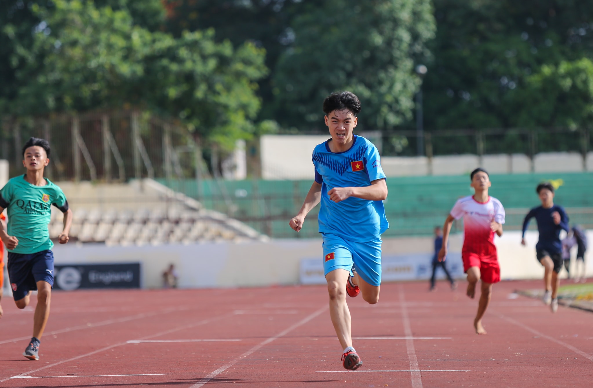 Kết thúc nội dung chạy cự ly 400m Nam VĐV Nguyễn Văn Dương Trường THCS Quỳnh Thanh, Quỳnh Lưu xếp vị trí thứ nhất, 400m nữ VĐV  Lương Thị Duyên Trường THCS Quang Phong, Quế Phong giành vị trí thứ nhất. Ảnh: Đức Anh